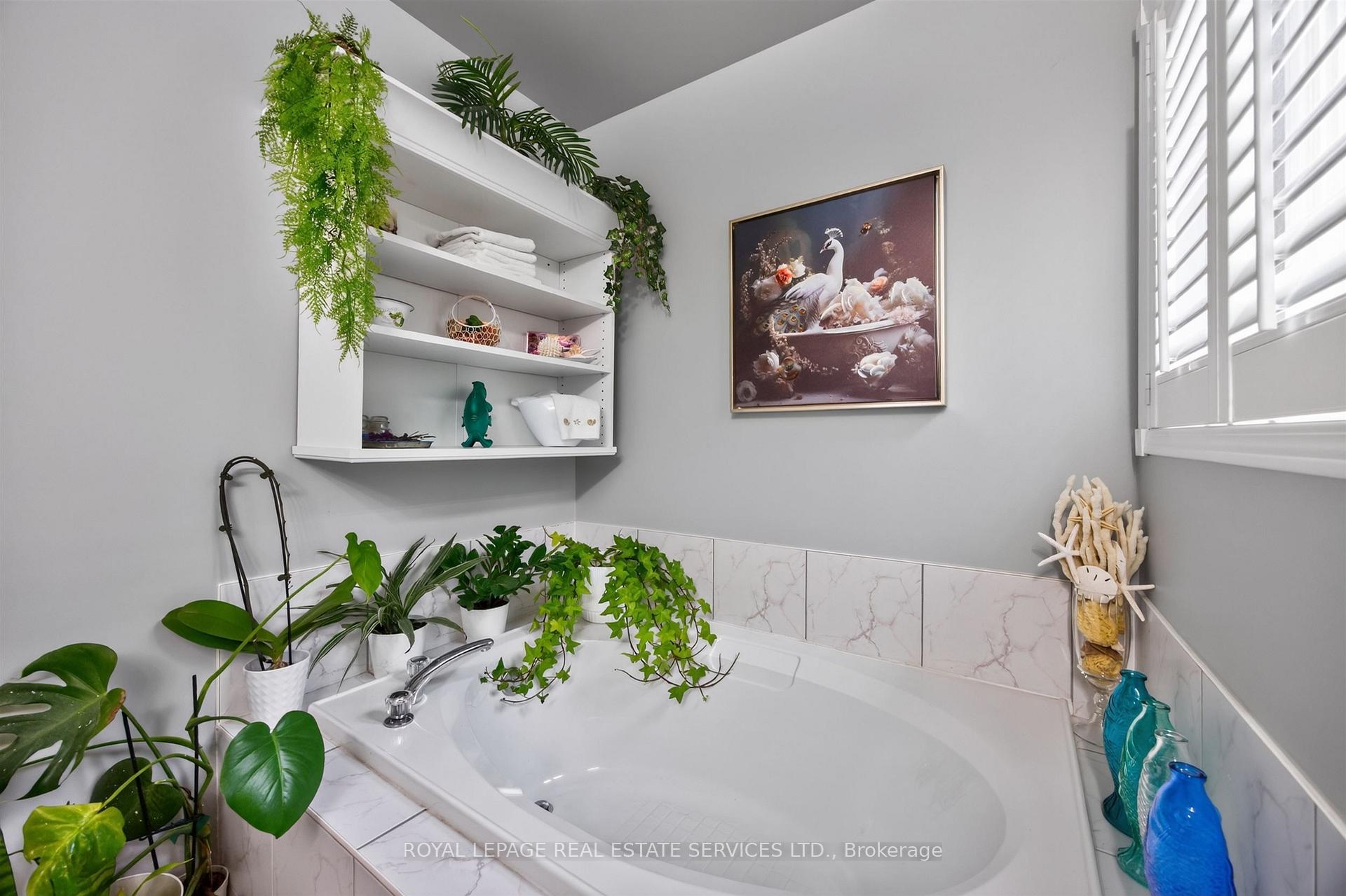 Photo 18 of 45 Rosemarie Crescent, Whitby, Brooklin — HOMEH