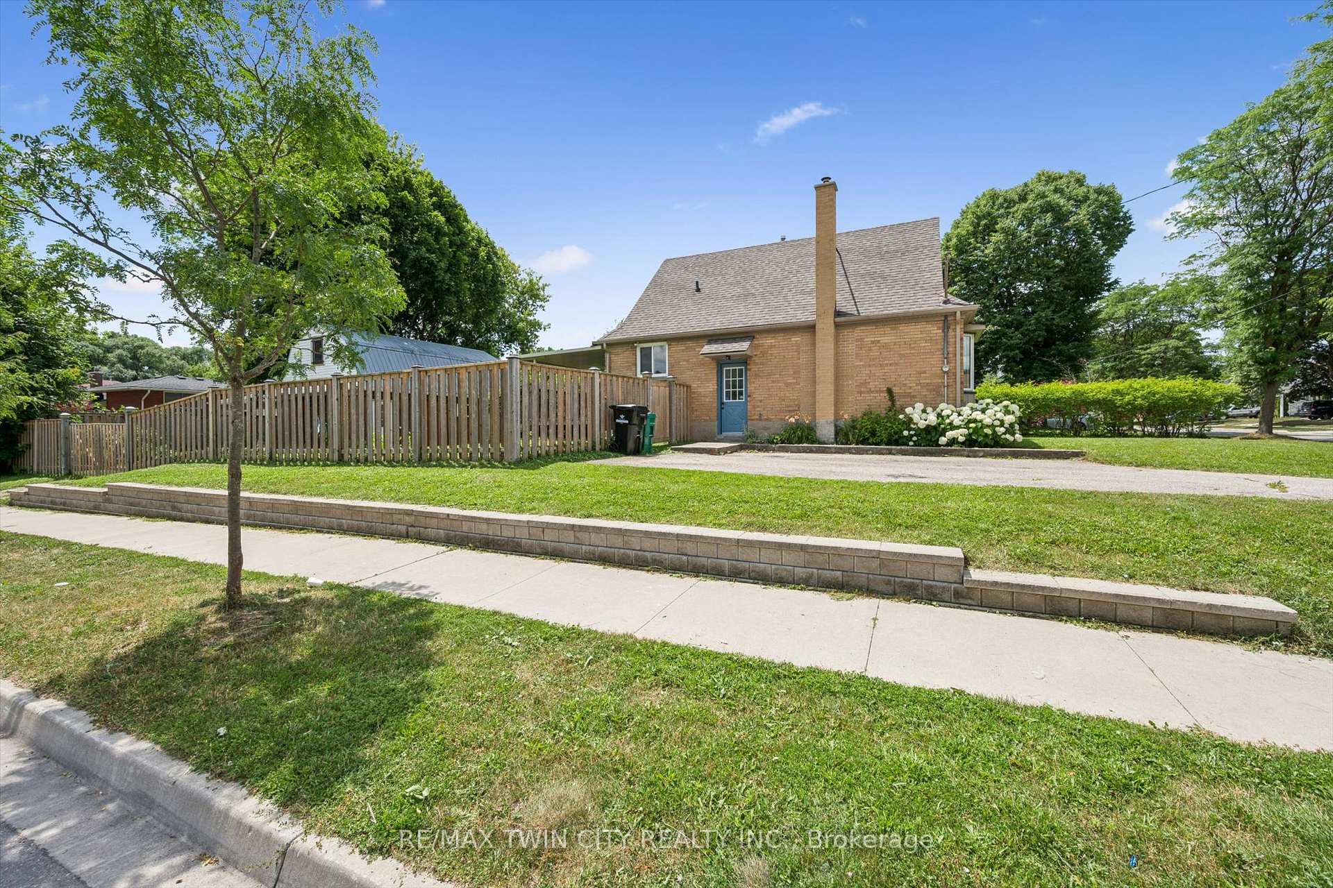 Photo 4 of 129 Florence Avenue, Kitchener, Centreville Chicopee — HOMEH