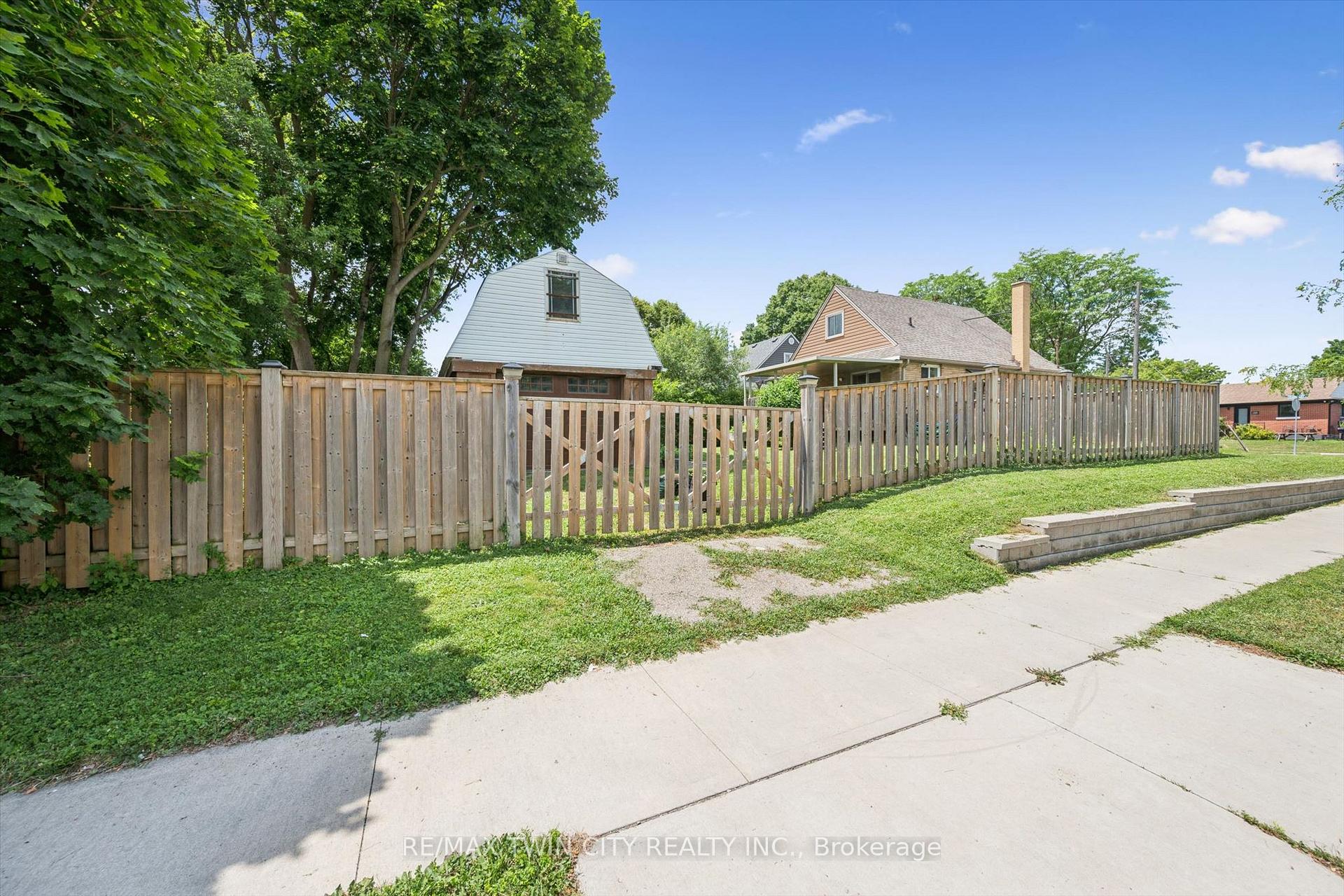 Photo 5 of 129 Florence Avenue, Kitchener, Centreville Chicopee — HOMEH