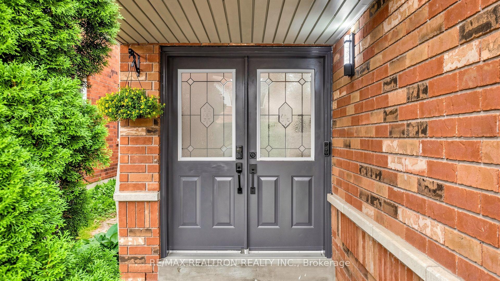 Photo 2 of 21 Belvia Drive, Vaughan, Patterson — HOMEH