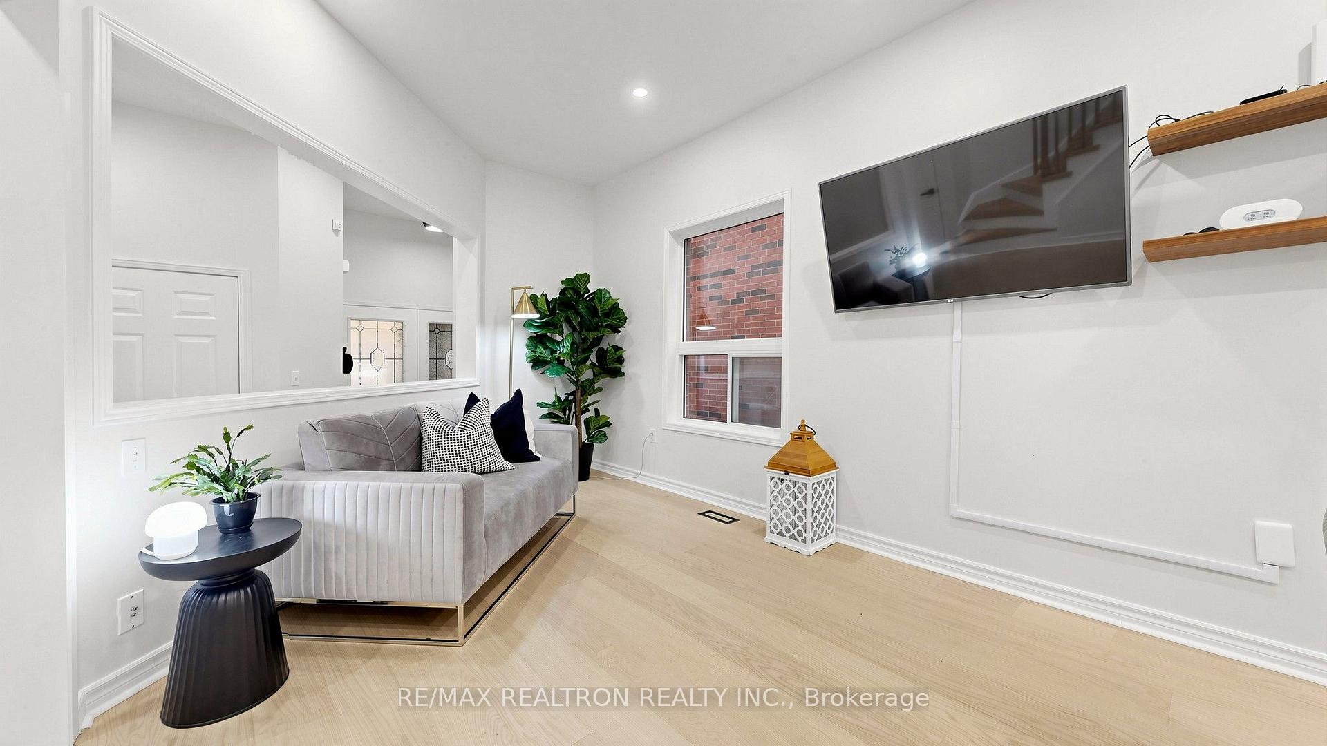 Photo 10 of 21 Belvia Drive, Vaughan, Patterson — HOMEH
