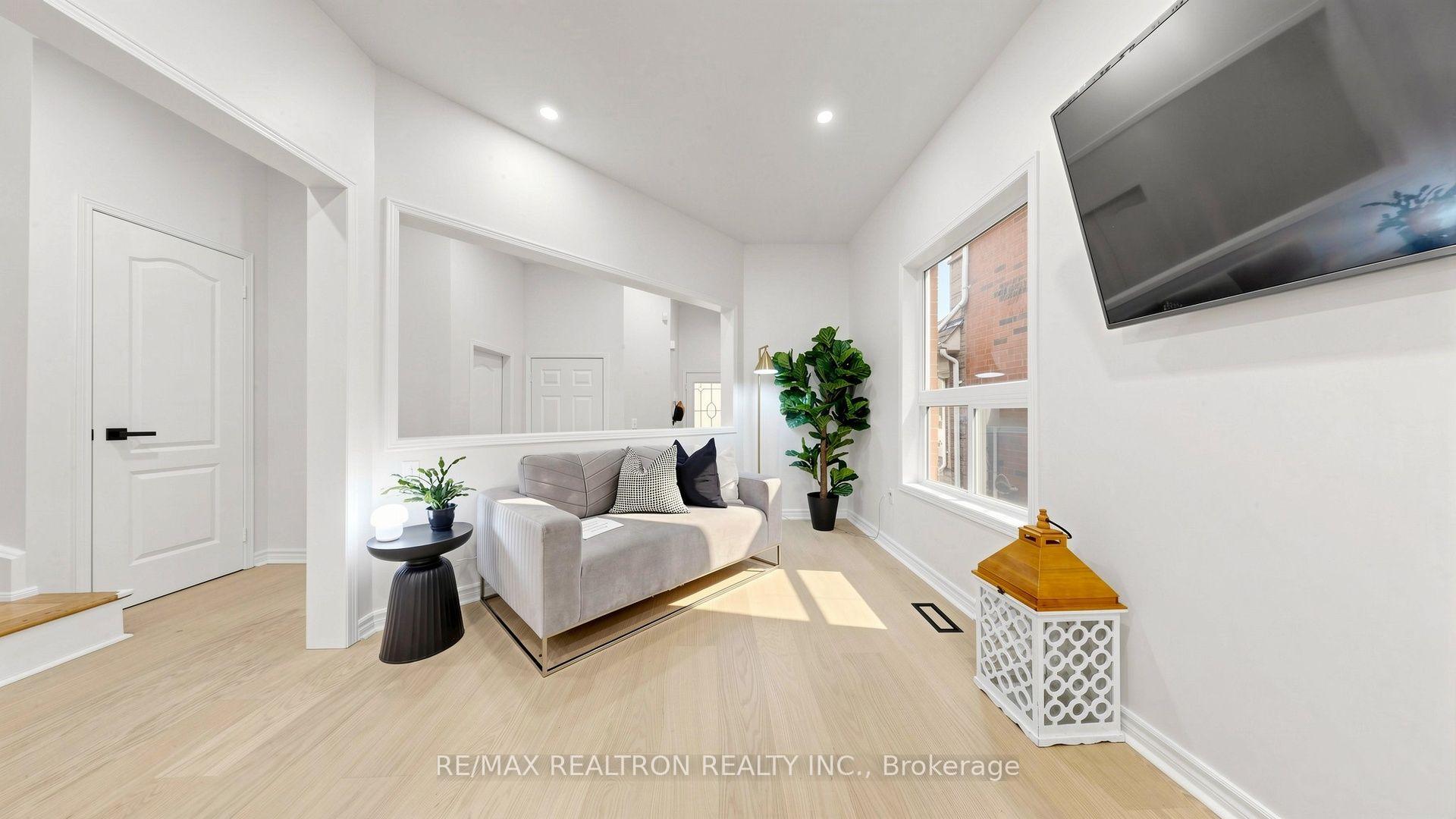 Photo 11 of 21 Belvia Drive, Vaughan, Patterson — HOMEH