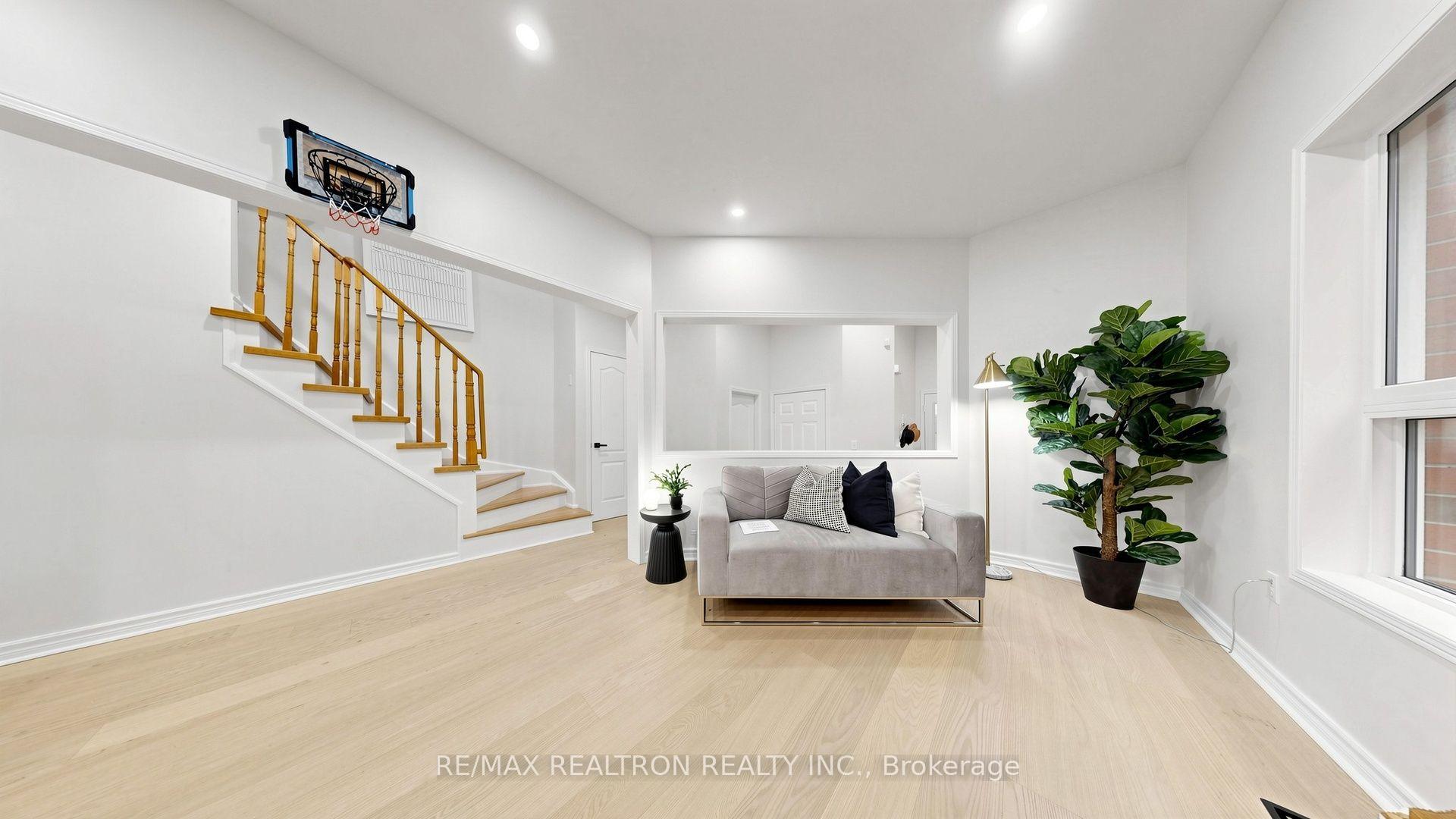 Photo 12 of 21 Belvia Drive, Vaughan, Patterson — HOMEH
