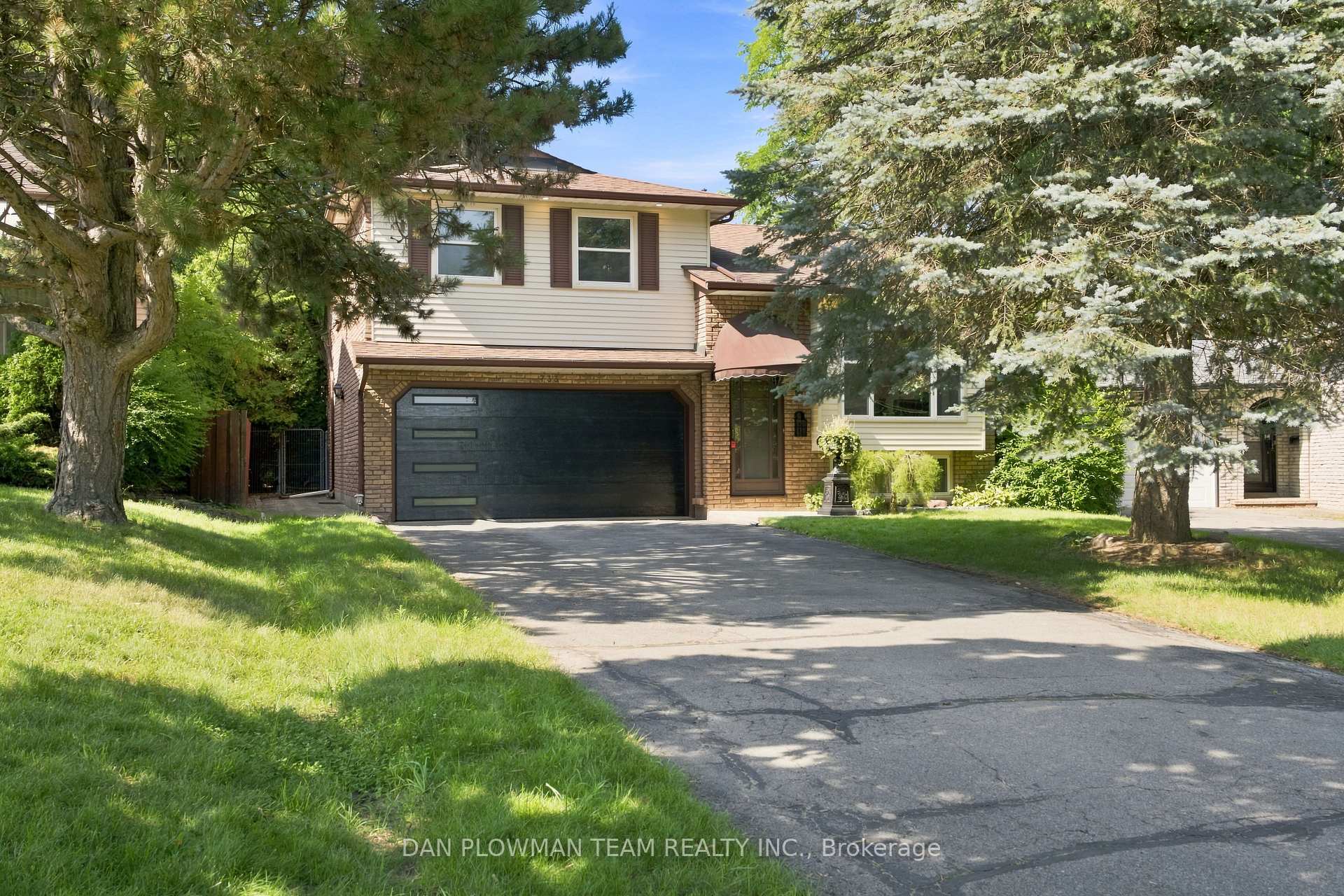 Photo 3 of 733 Tarn Court, Oshawa, McLaughlin — HOMEH