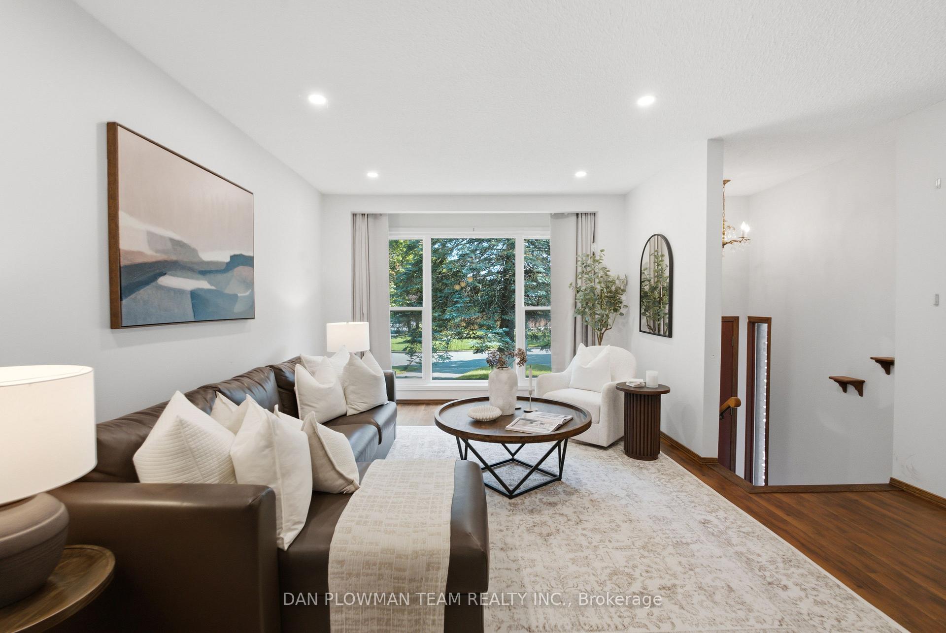 Photo 4 of 733 Tarn Court, Oshawa, McLaughlin — HOMEH