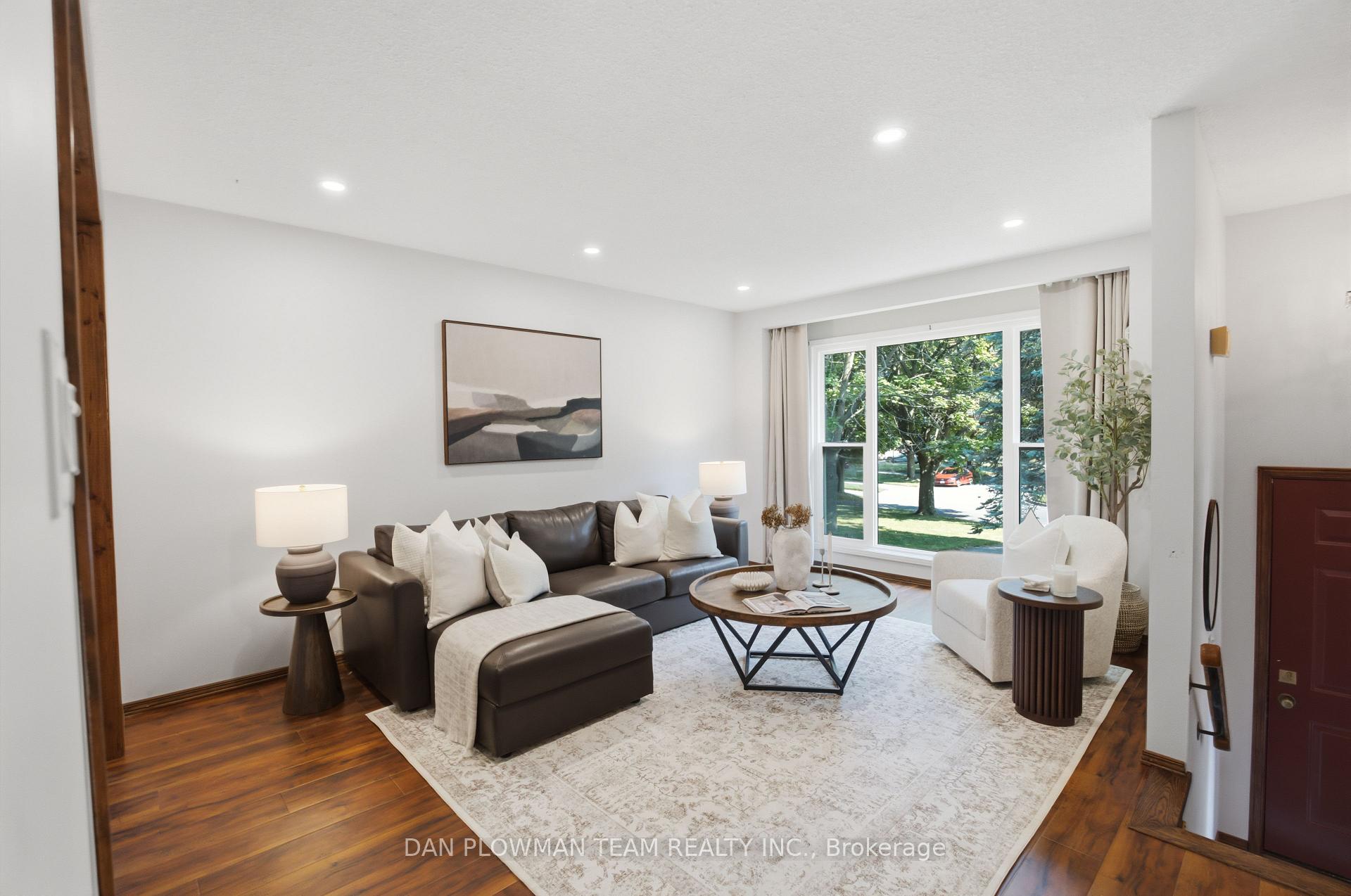 Photo 5 of 733 Tarn Court, Oshawa, McLaughlin — HOMEH