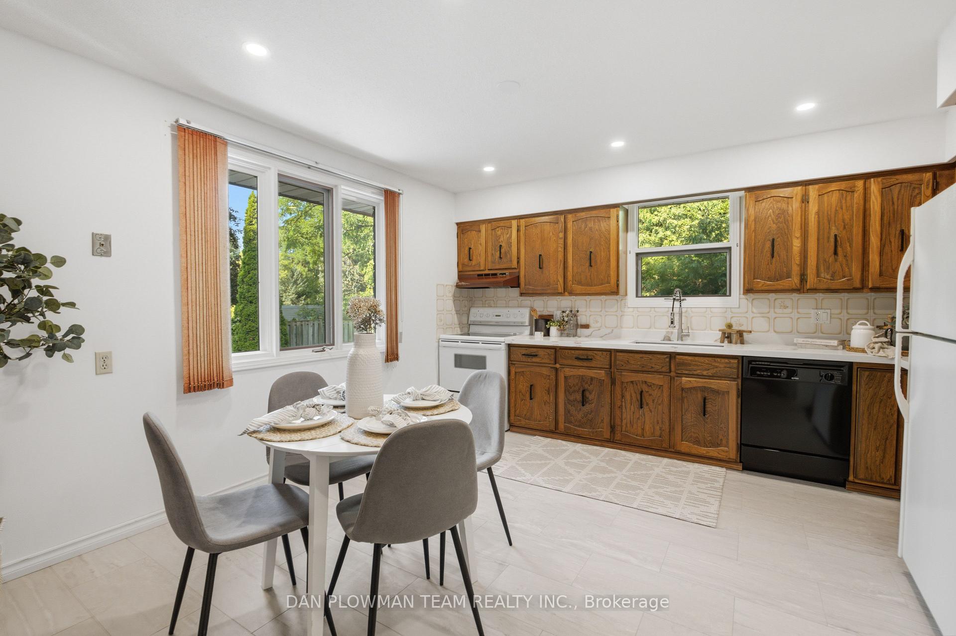 Photo 10 of 733 Tarn Court, Oshawa, McLaughlin — HOMEH