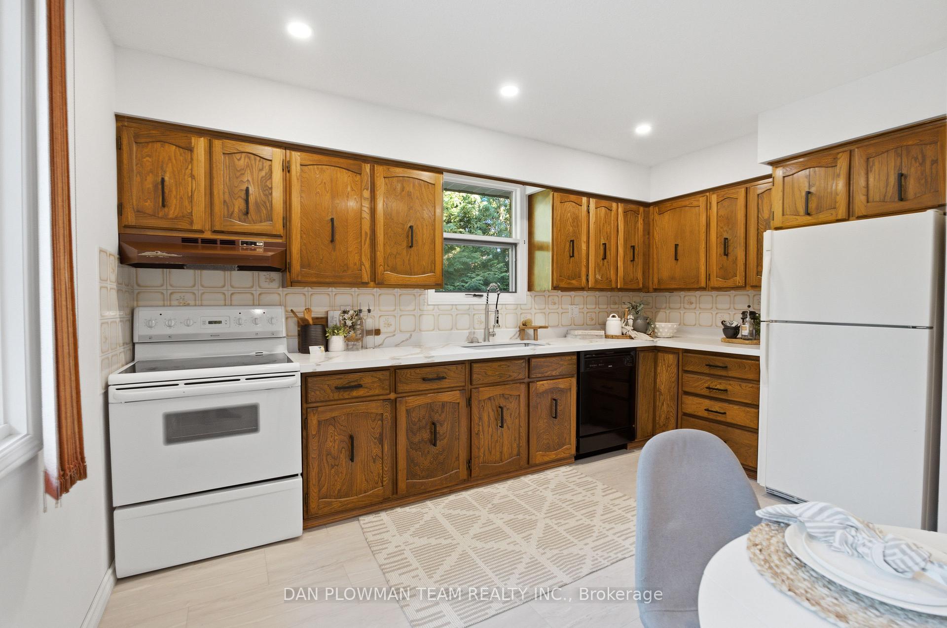 Photo 11 of 733 Tarn Court, Oshawa, McLaughlin — HOMEH