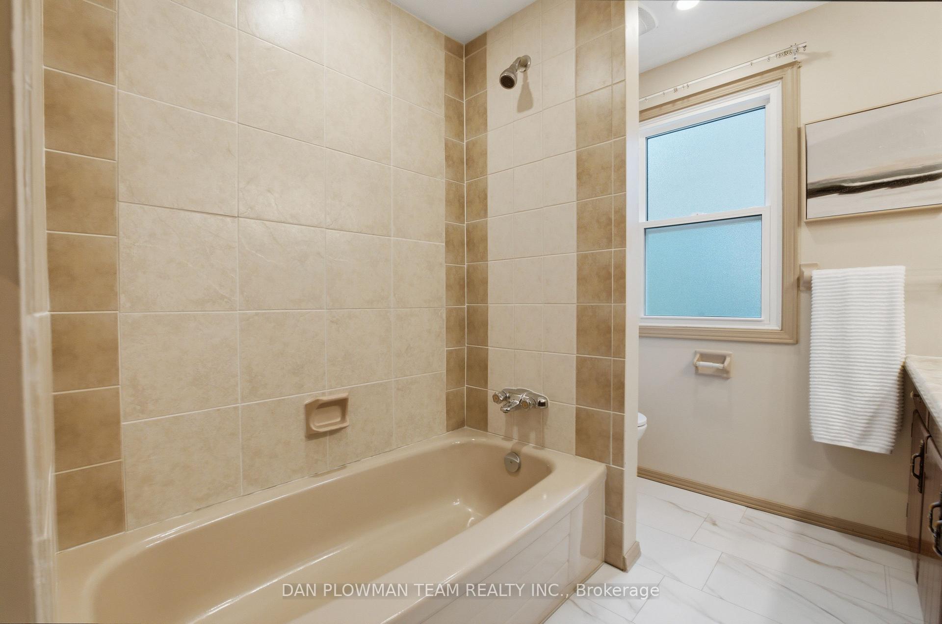 Photo 22 of 733 Tarn Court, Oshawa, McLaughlin — HOMEH