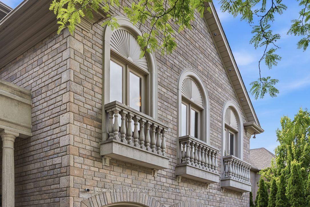 Photo 3 of 32 Arjay Crescent, North York, Bridle Path-Sunnybrook-York Mills — HOMEH