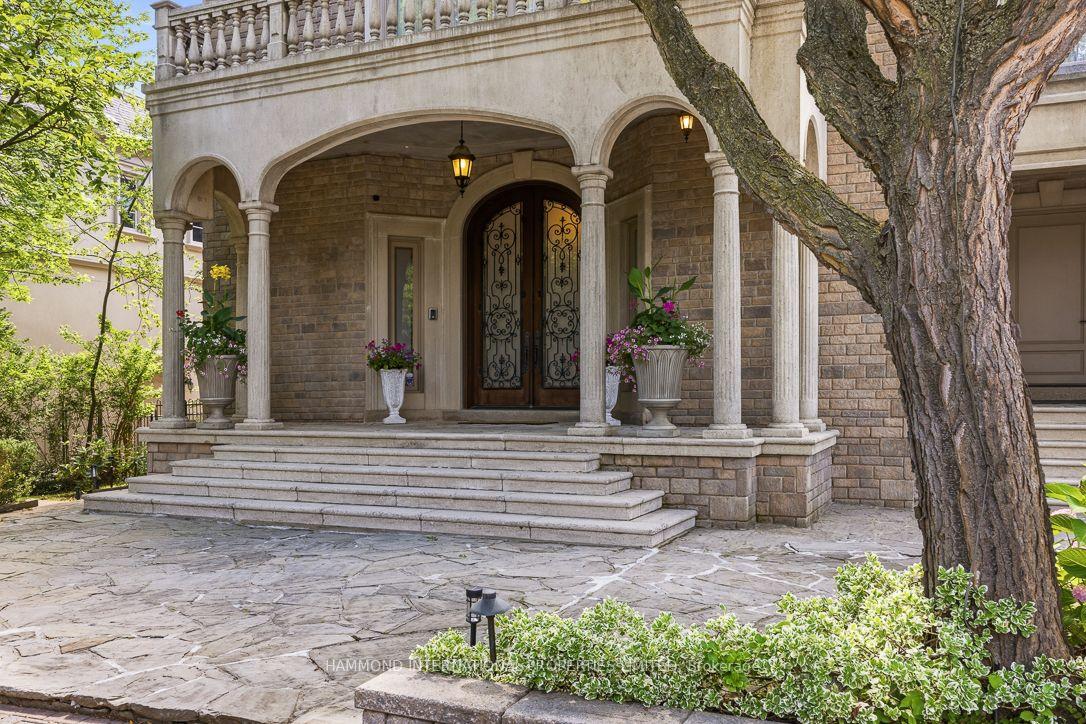 Photo 5 of 32 Arjay Crescent, North York, Bridle Path-Sunnybrook-York Mills — HOMEH