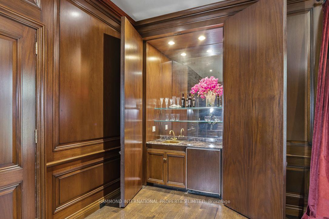Photo 12 of 32 Arjay Crescent, North York, Bridle Path-Sunnybrook-York Mills — HOMEH