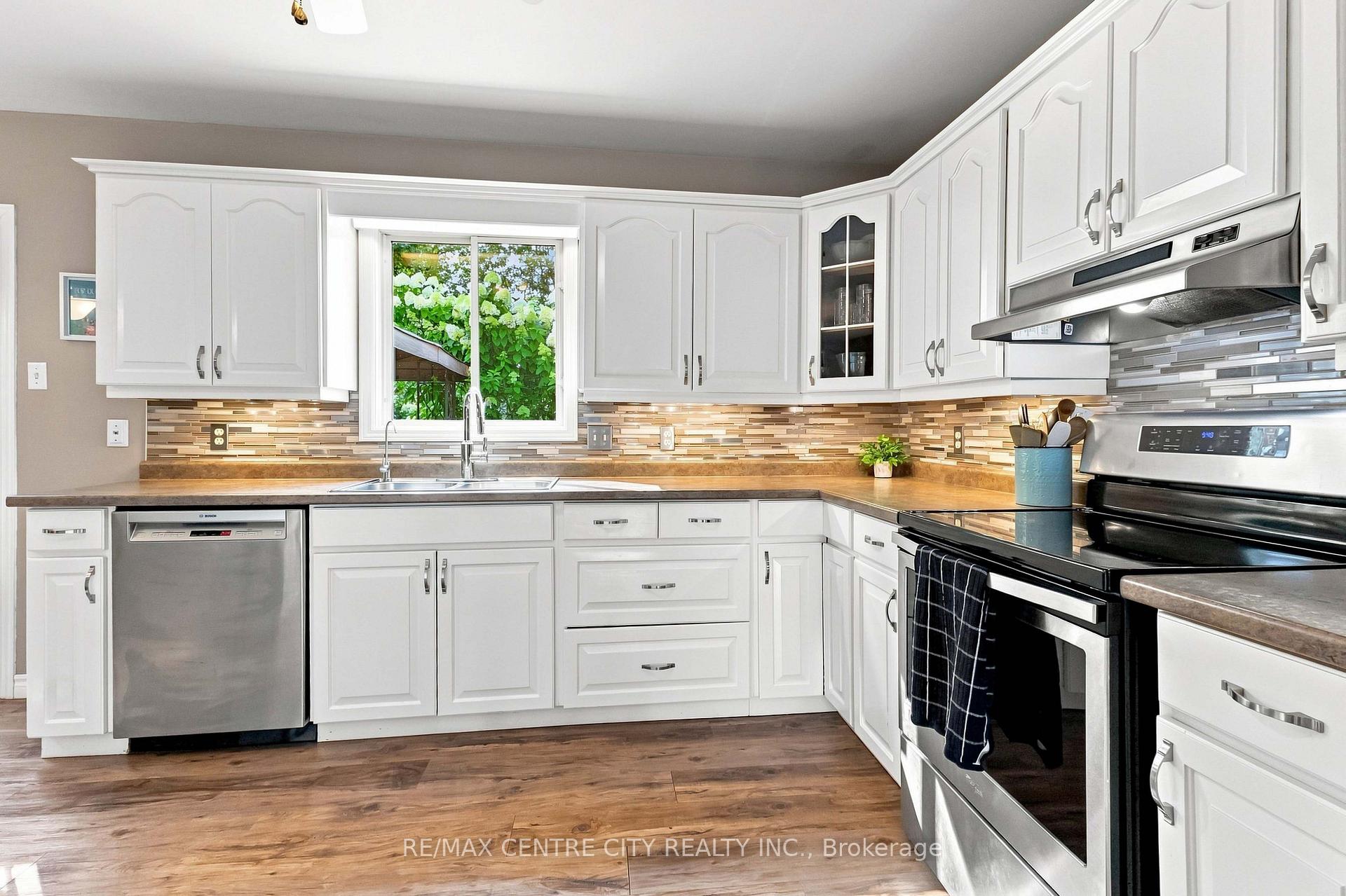 Photo 14 of 26 Oldewood Crescent, St. Thomas — HOMEH
