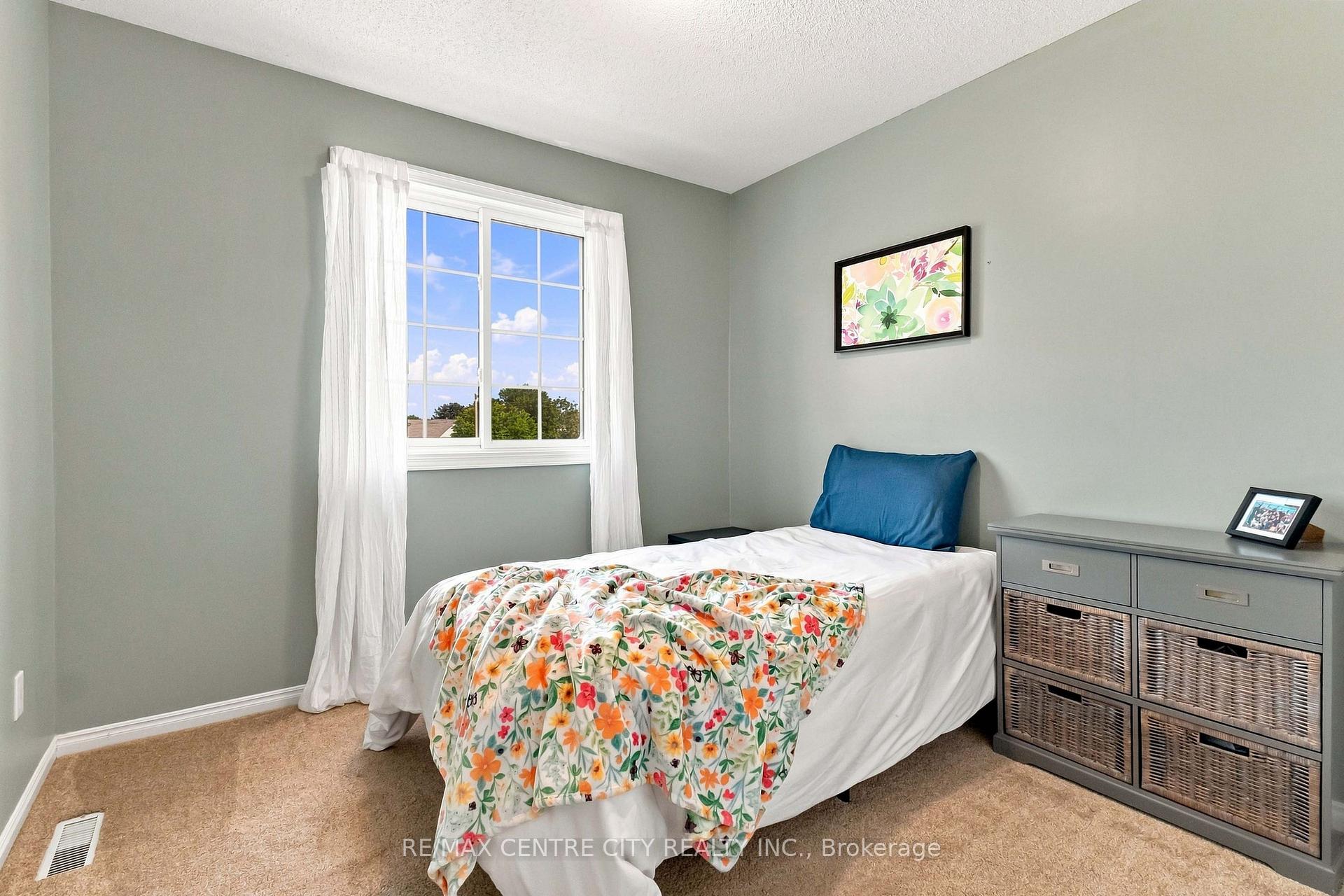 Photo 33 of 26 Oldewood Crescent, St. Thomas — HOMEH
