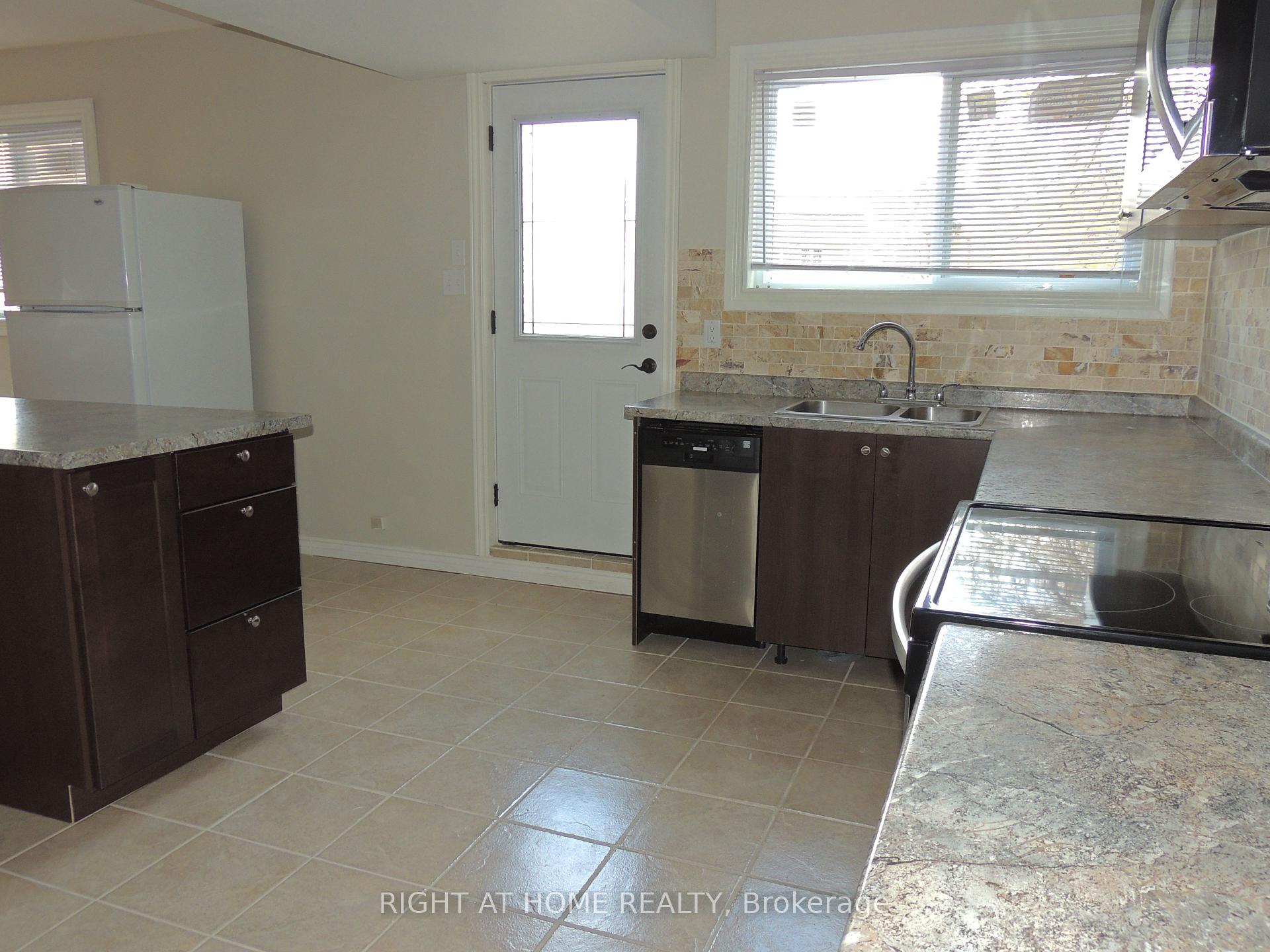 Photo 9 of Unit B, 66 Bayview Drive, Barrie, Allandale — HOMEH