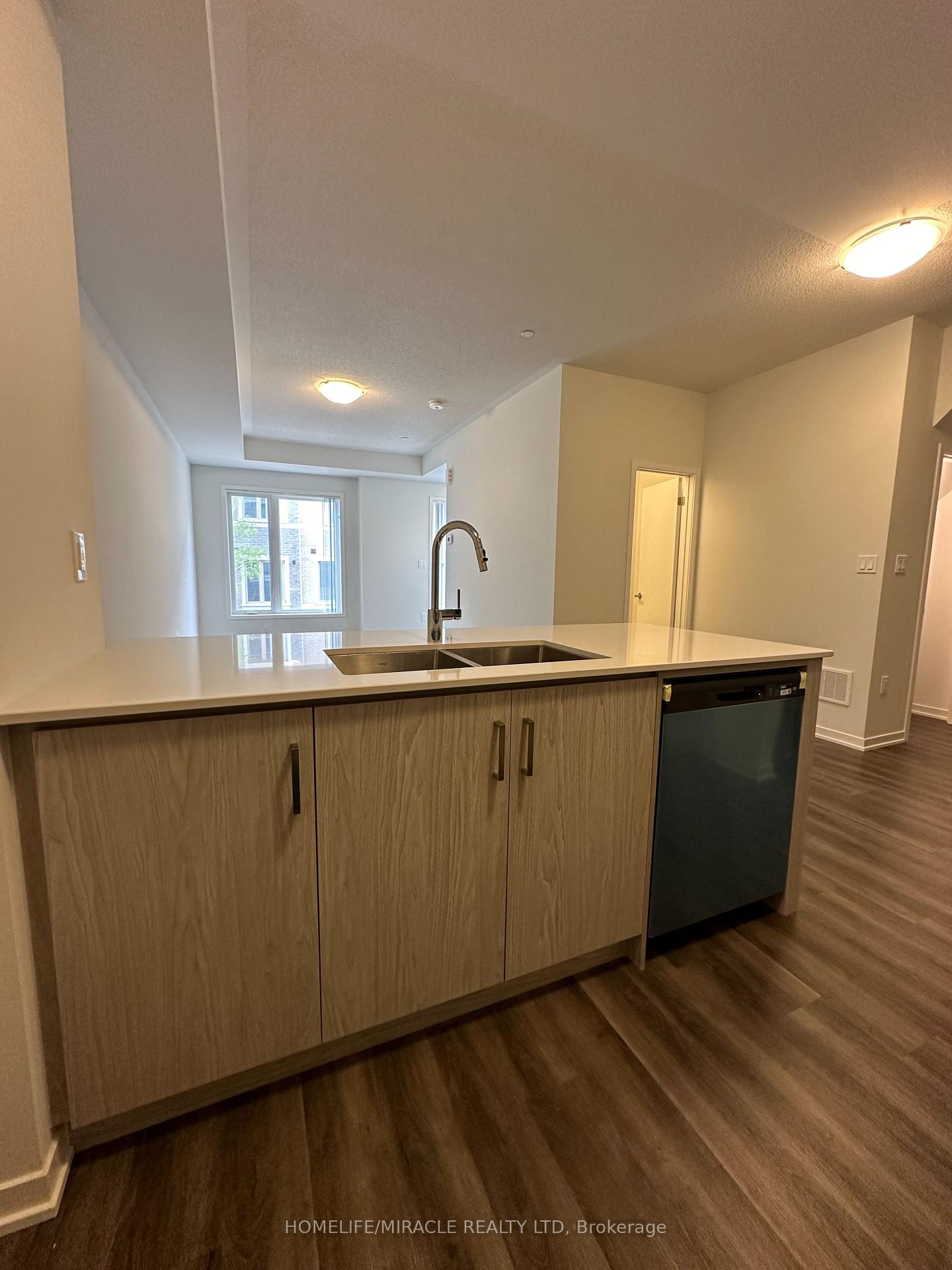 Photo 2 of Unit 240, 121 Honeycrisp Crescent, Vaughan, Vaughan Corporate Centre — HOMEH