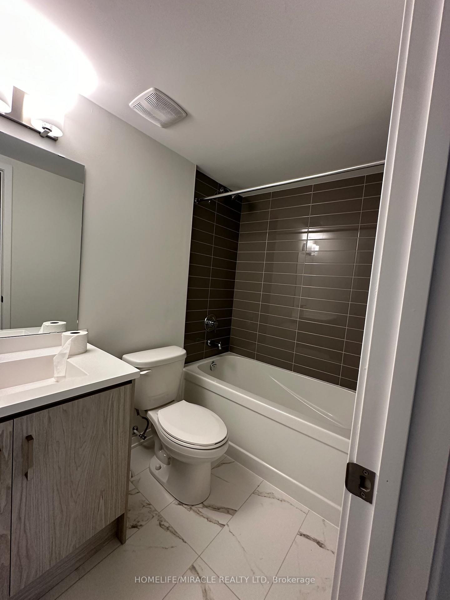 Photo 7 of Unit 240, 121 Honeycrisp Crescent, Vaughan, Vaughan Corporate Centre — HOMEH