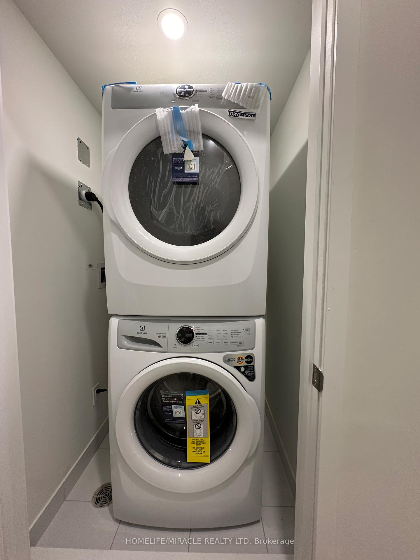 Photo 8 of Unit 240, 121 Honeycrisp Crescent, Vaughan, Vaughan Corporate Centre — HOMEH