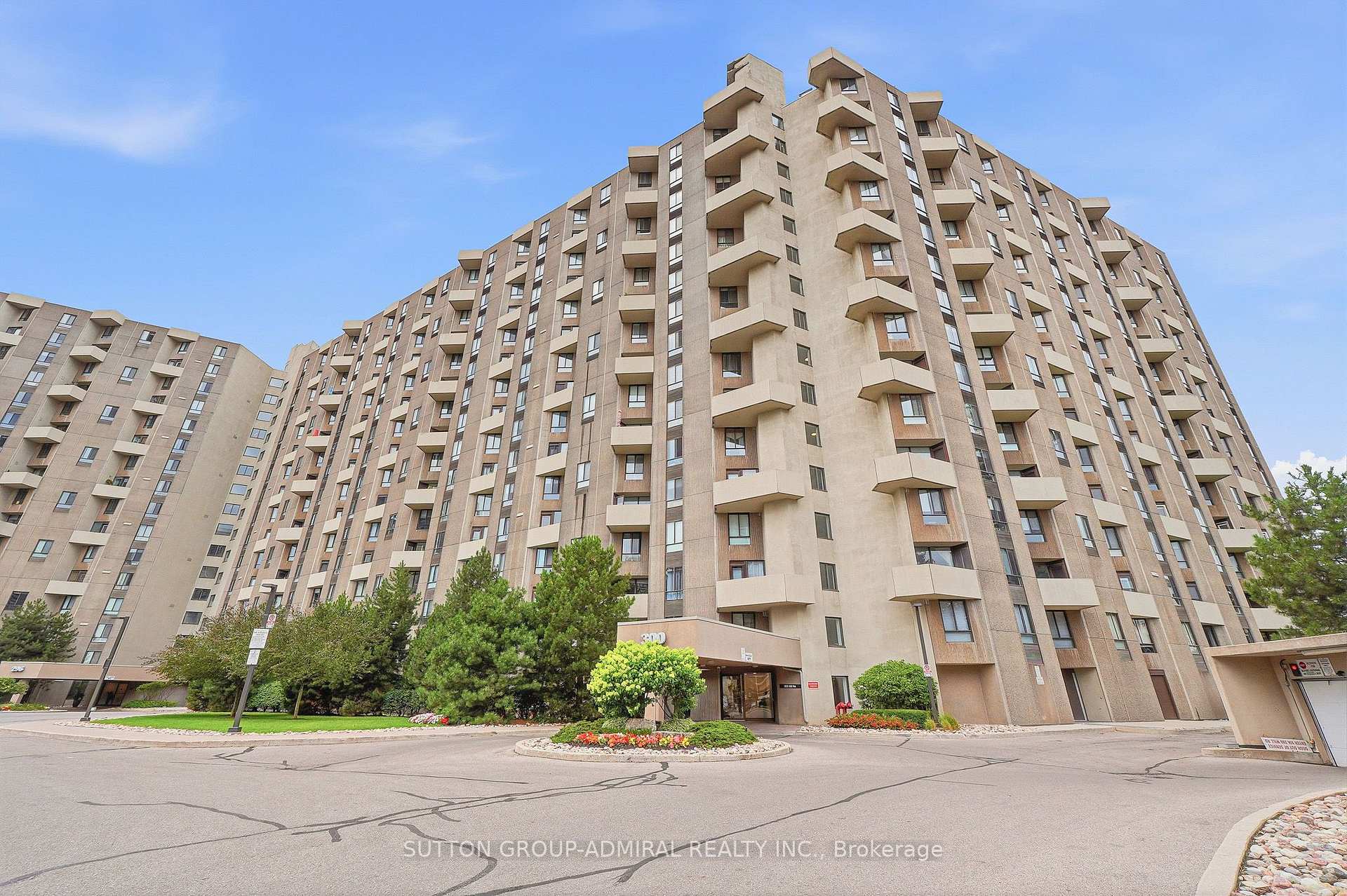 Photo 1 of Unit D19, 300 Mill Road, Etobicoke, Markland Wood — HOMEH