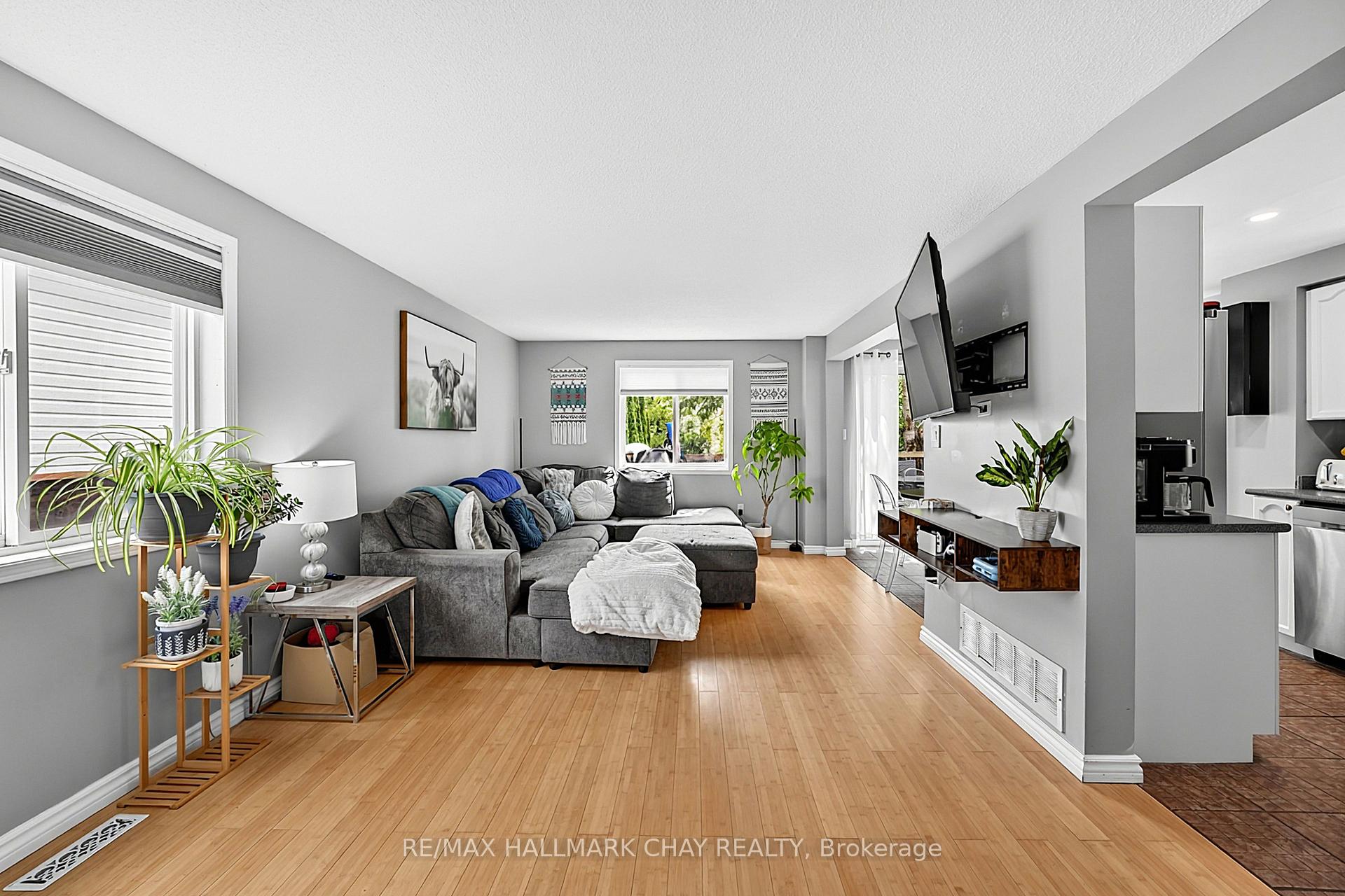 Photo 6 of 109 Wessenger Drive, Barrie, Holly — HOMEH