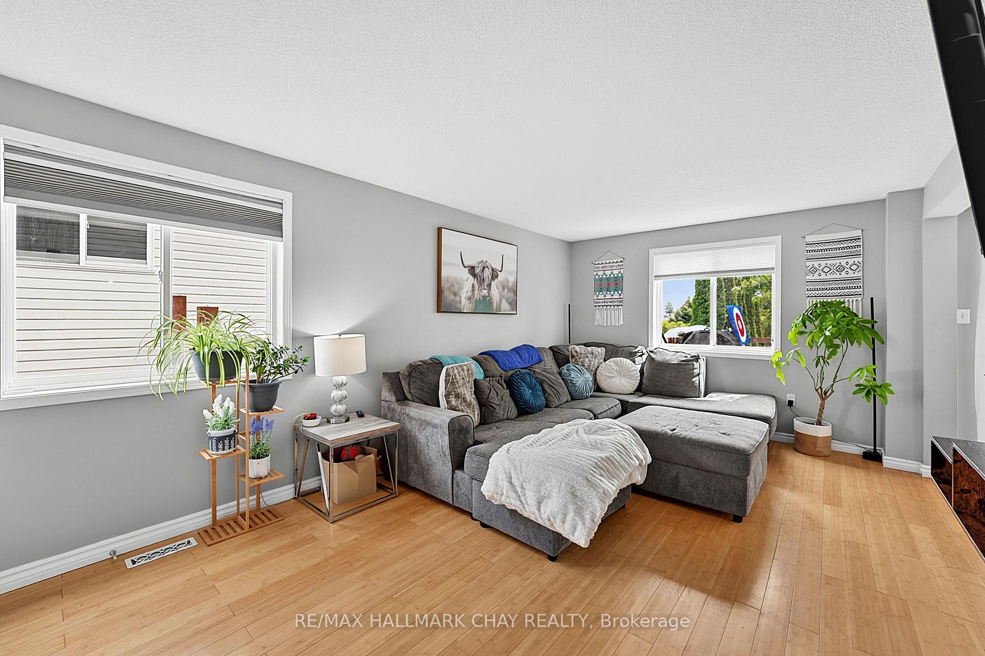Photo 7 of 109 Wessenger Drive, Barrie, Holly — HOMEH