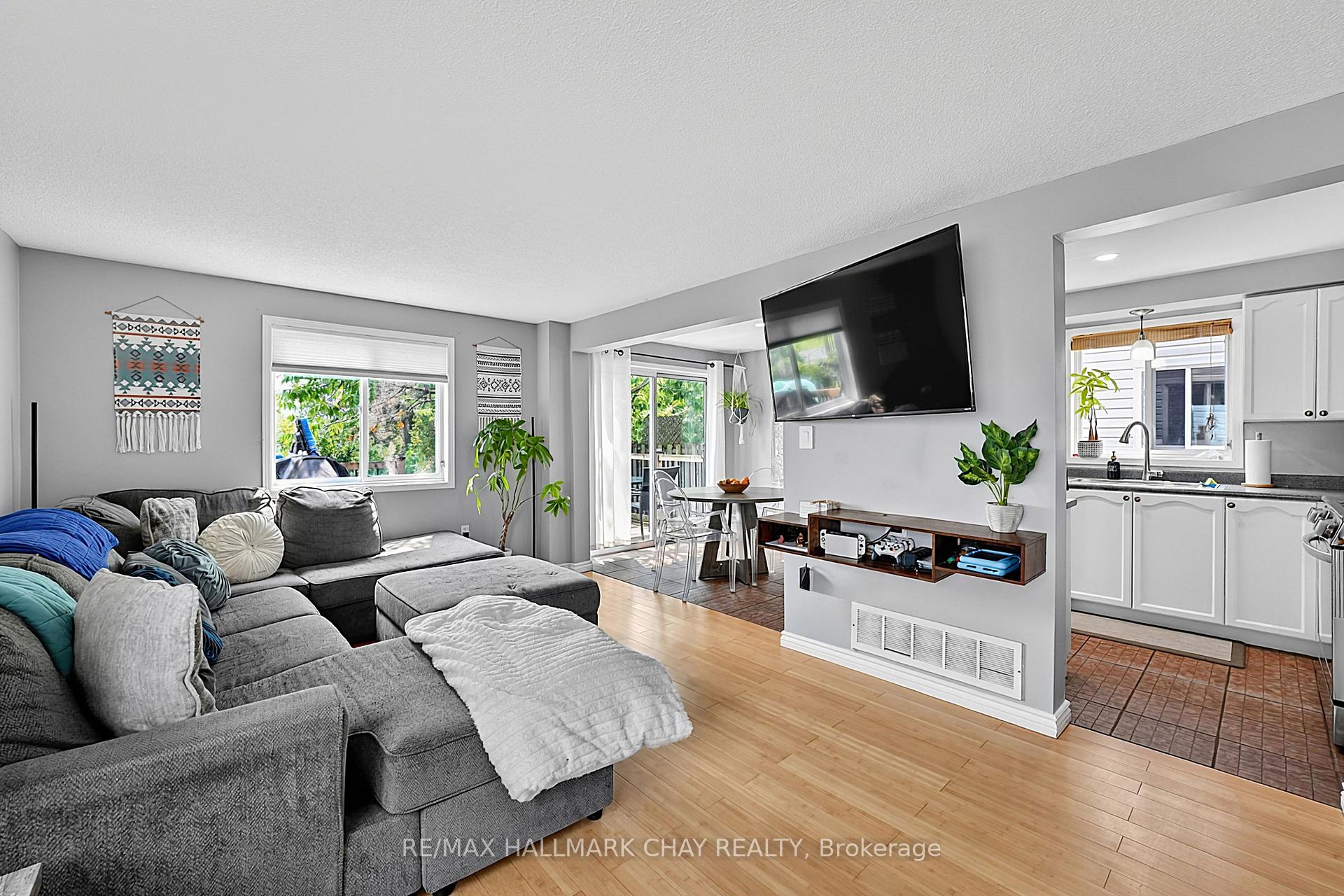 Photo 8 of 109 Wessenger Drive, Barrie, Holly — HOMEH