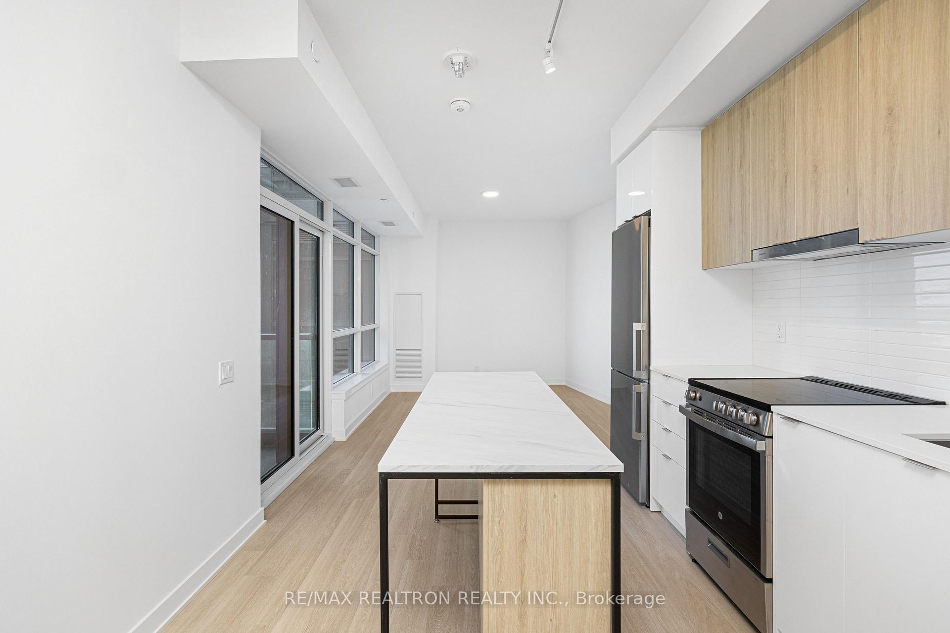 Photo 6 of Unit A-620, 30 Upper Mall Way, Vaughan, Brownridge — HOMEH