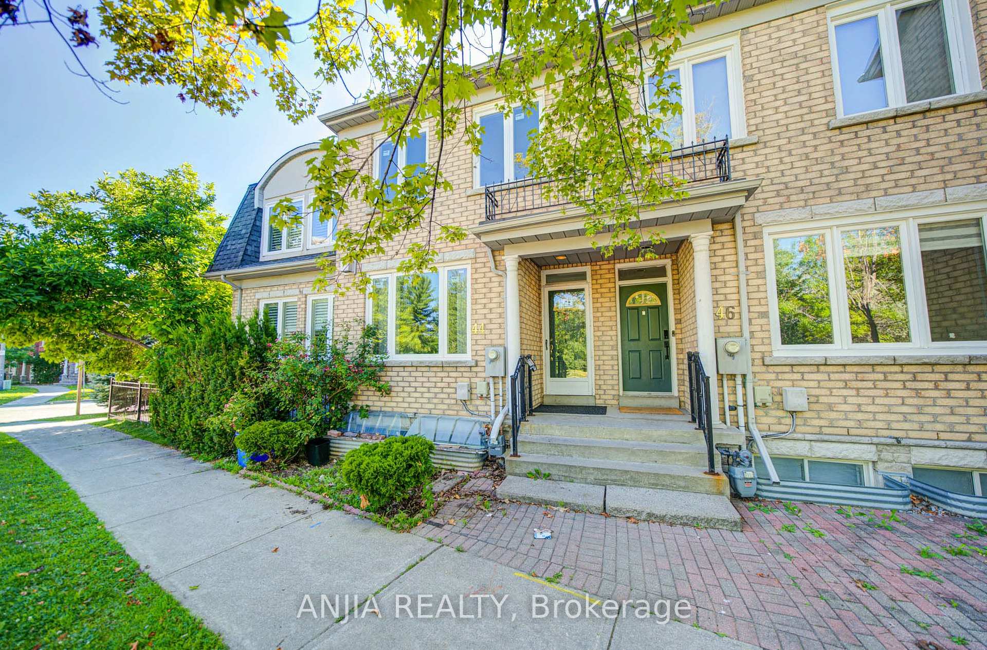 Photo 2 of 44 Pond Drive, Markham, Commerce Valley — HOMEH