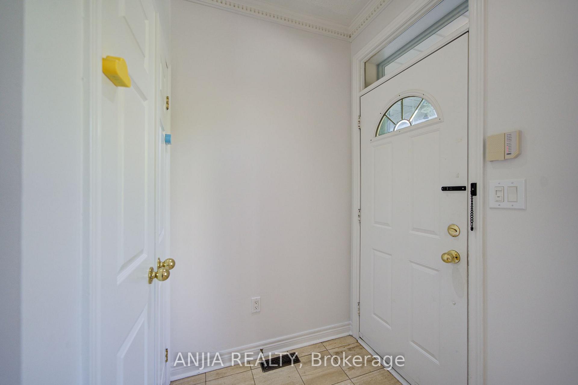Photo 3 of 44 Pond Drive, Markham, Commerce Valley — HOMEH