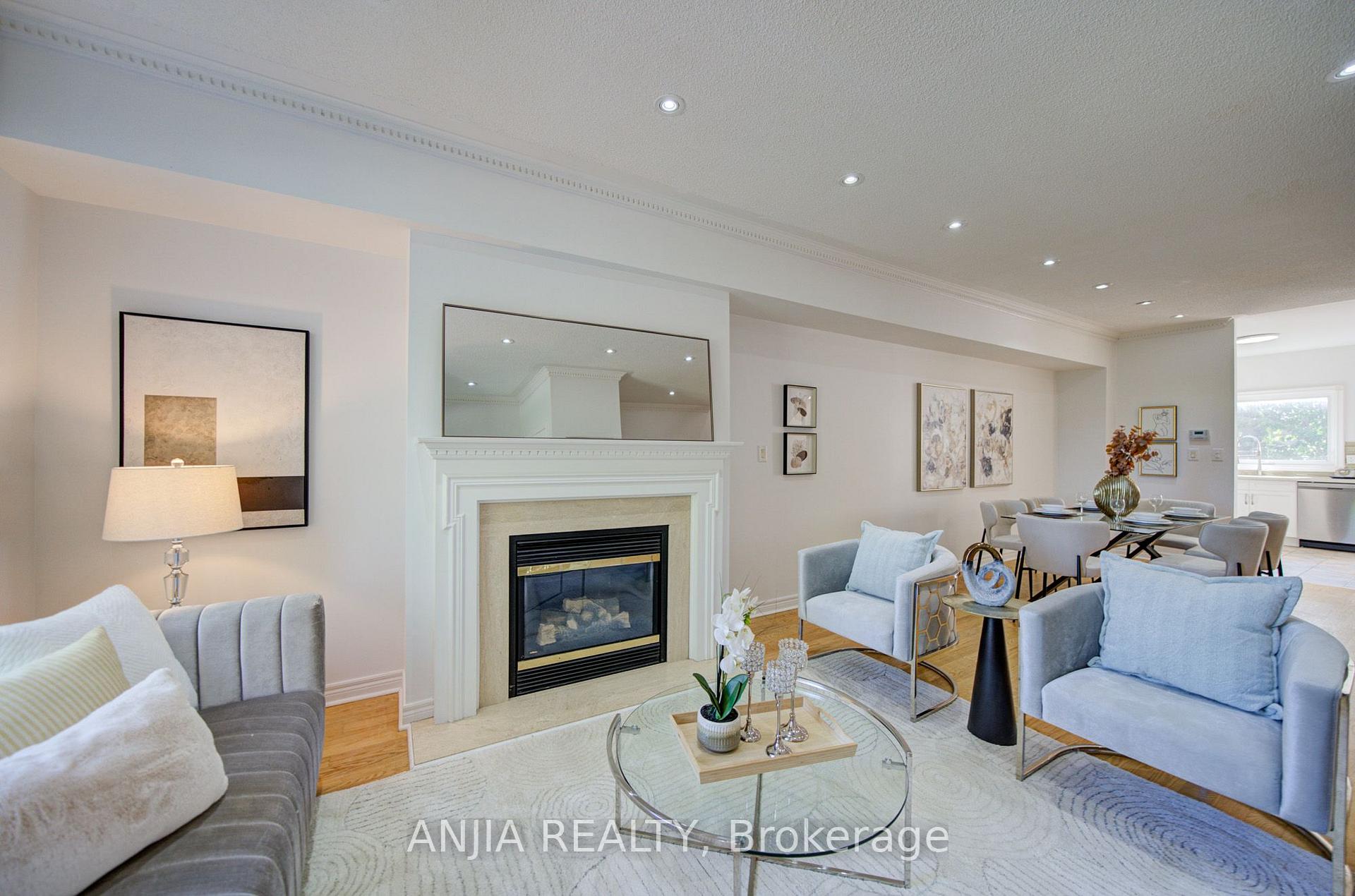 Photo 4 of 44 Pond Drive, Markham, Commerce Valley — HOMEH