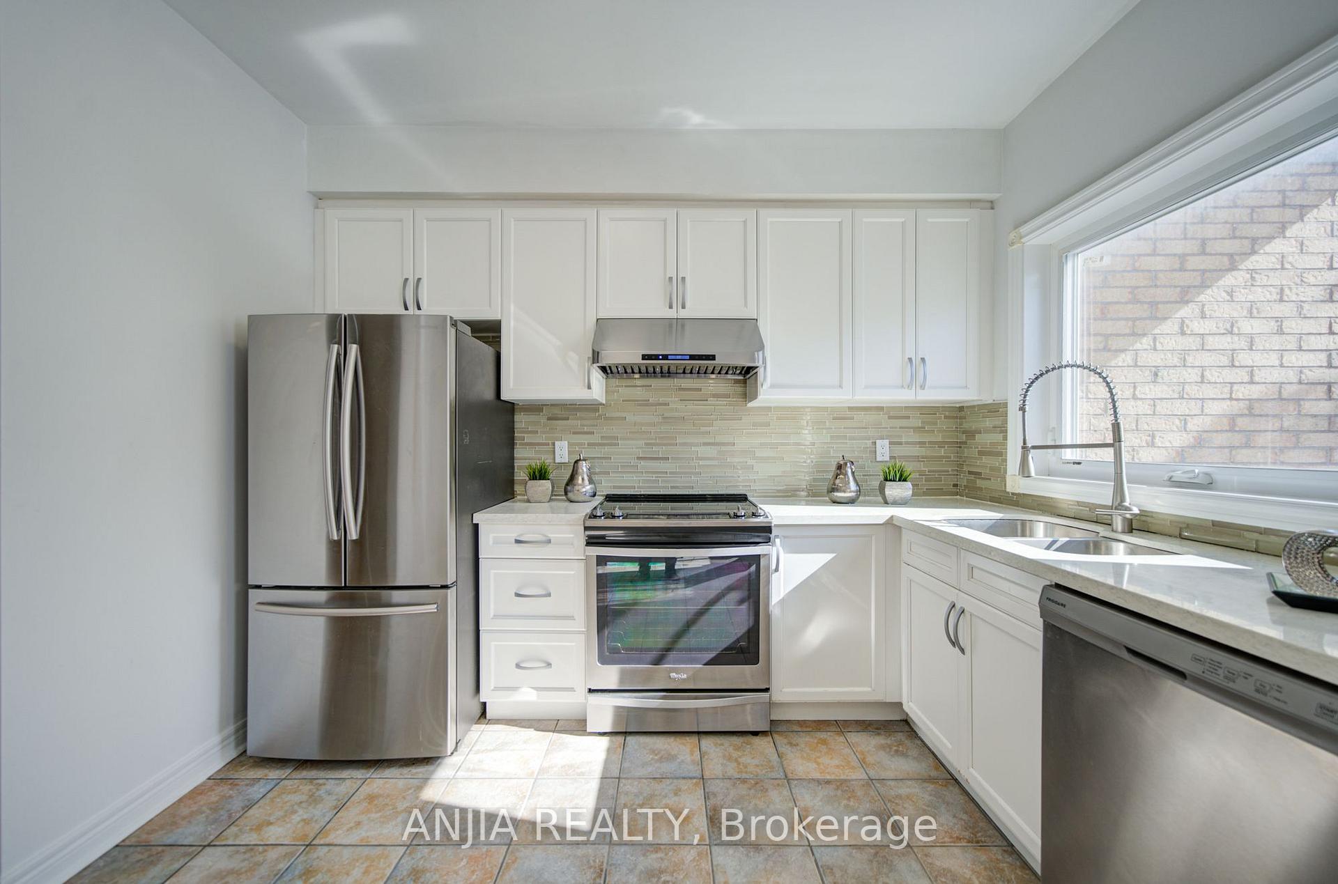 Photo 13 of 44 Pond Drive, Markham, Commerce Valley — HOMEH