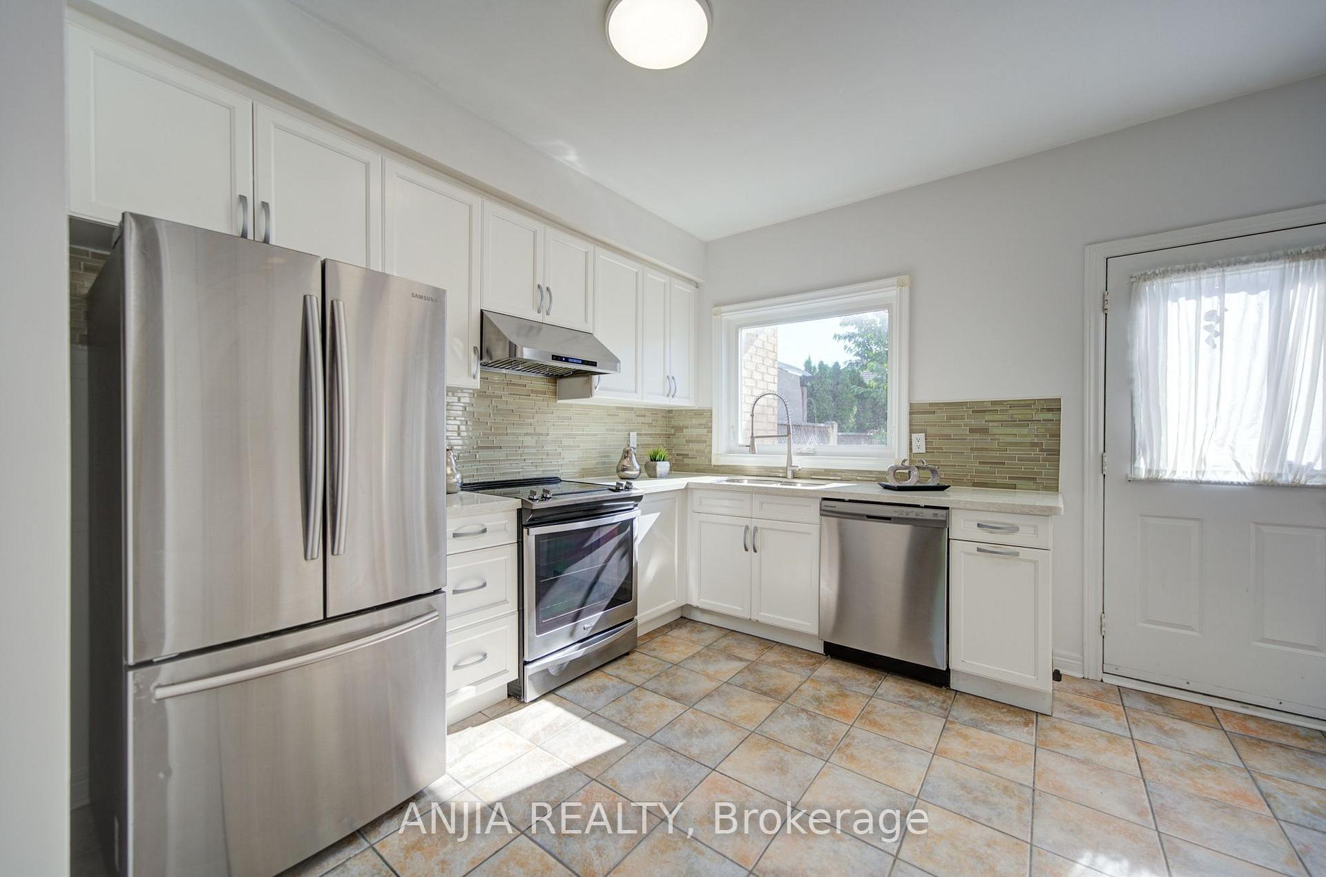 Photo 14 of 44 Pond Drive, Markham, Commerce Valley — HOMEH