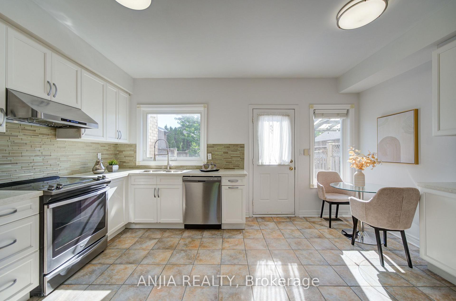 Photo 19 of 44 Pond Drive, Markham, Commerce Valley — HOMEH