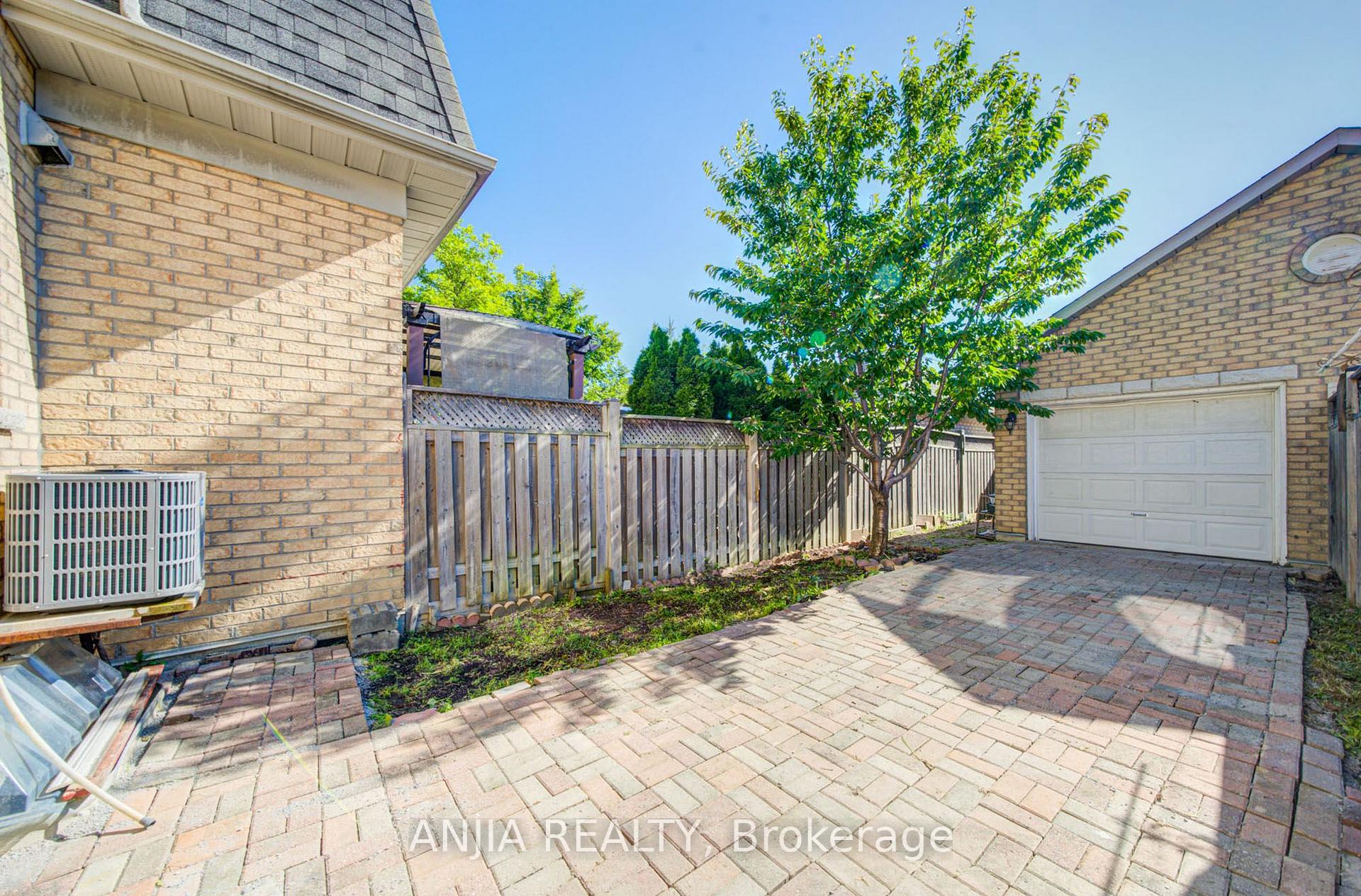 Photo 39 of 44 Pond Drive, Markham, Commerce Valley — HOMEH
