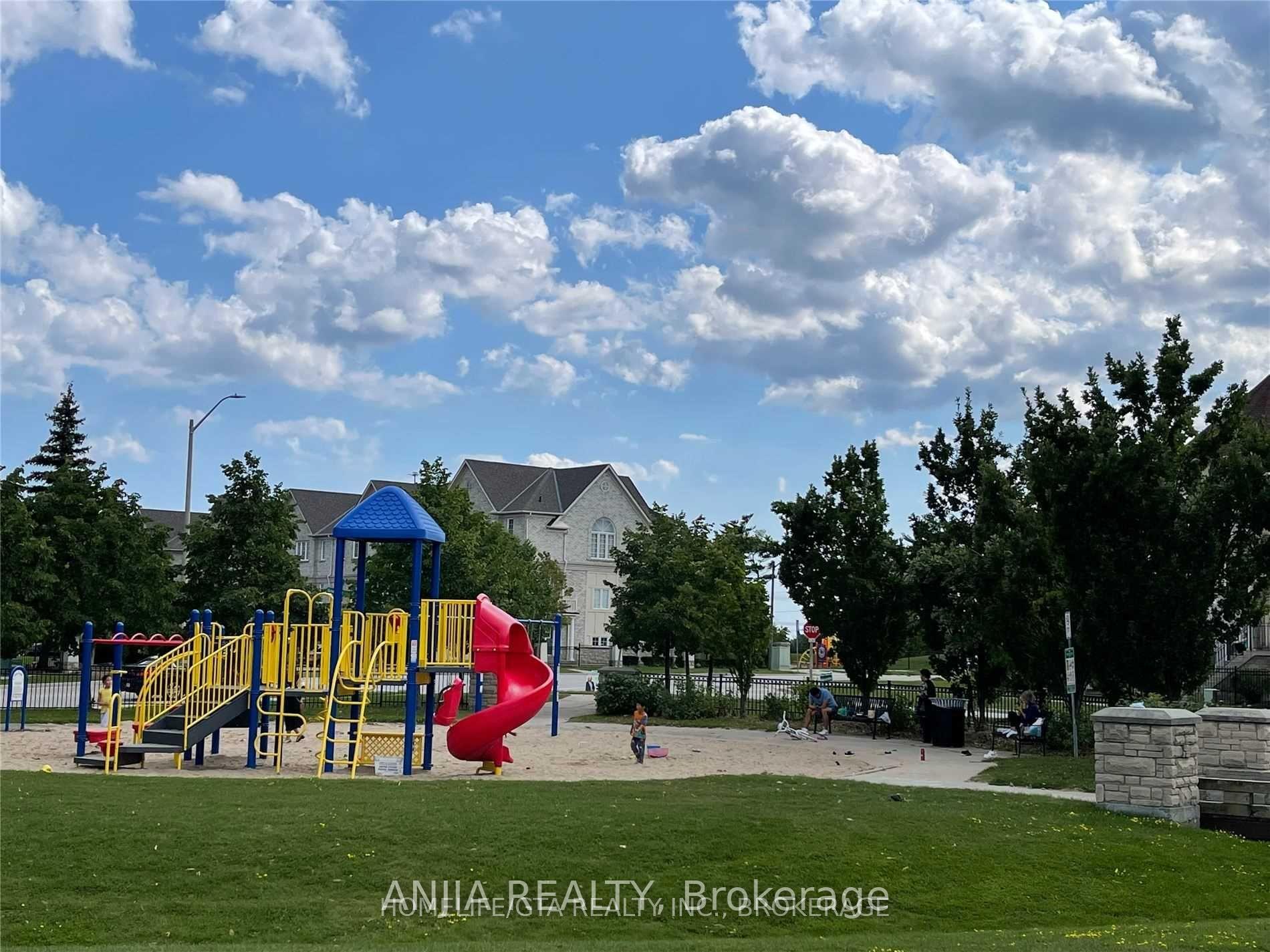Photo 43 of 44 Pond Drive, Markham, Commerce Valley — HOMEH
