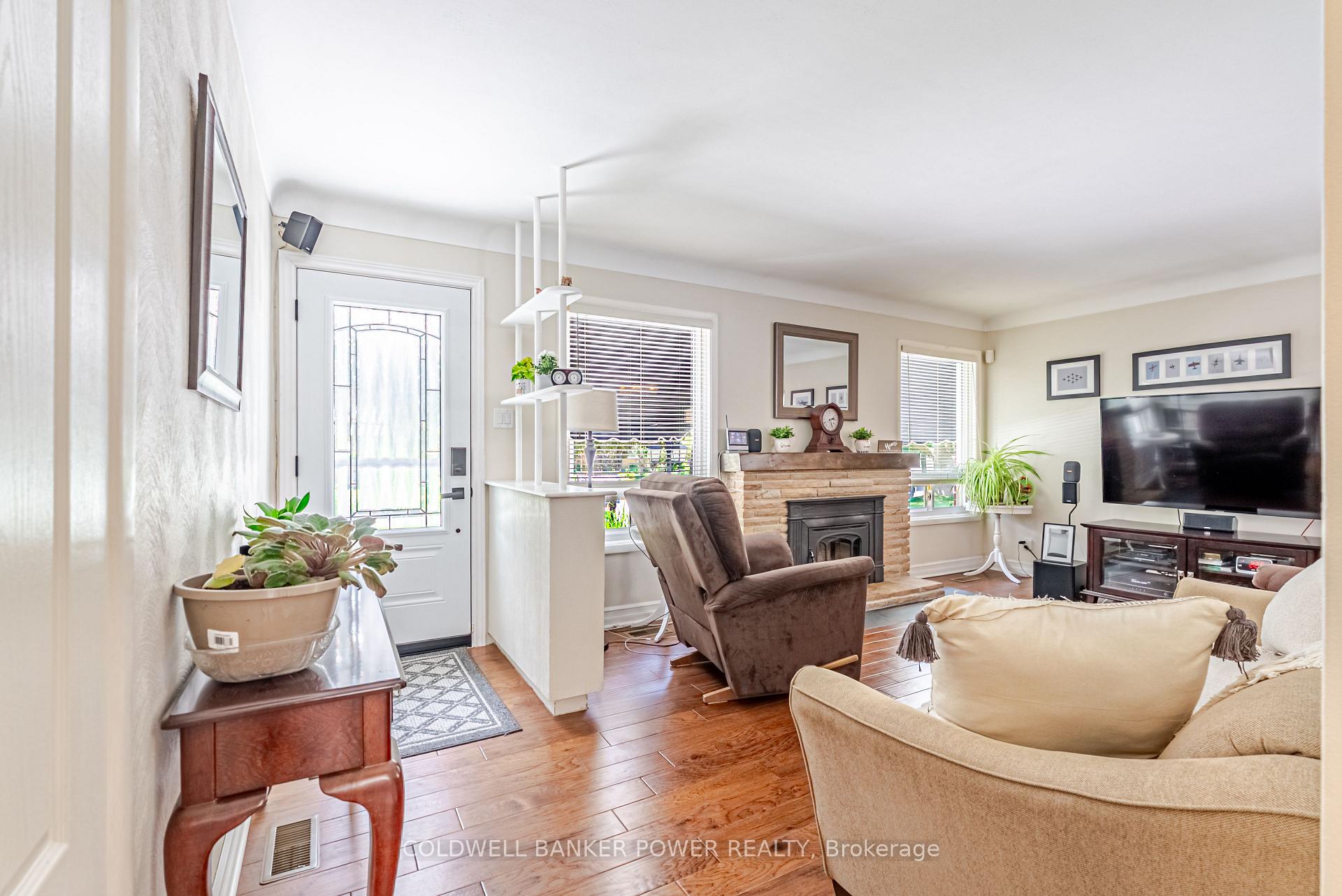 Photo 4 of 468 Jellicoe Crescent, London, South K — HOMEH