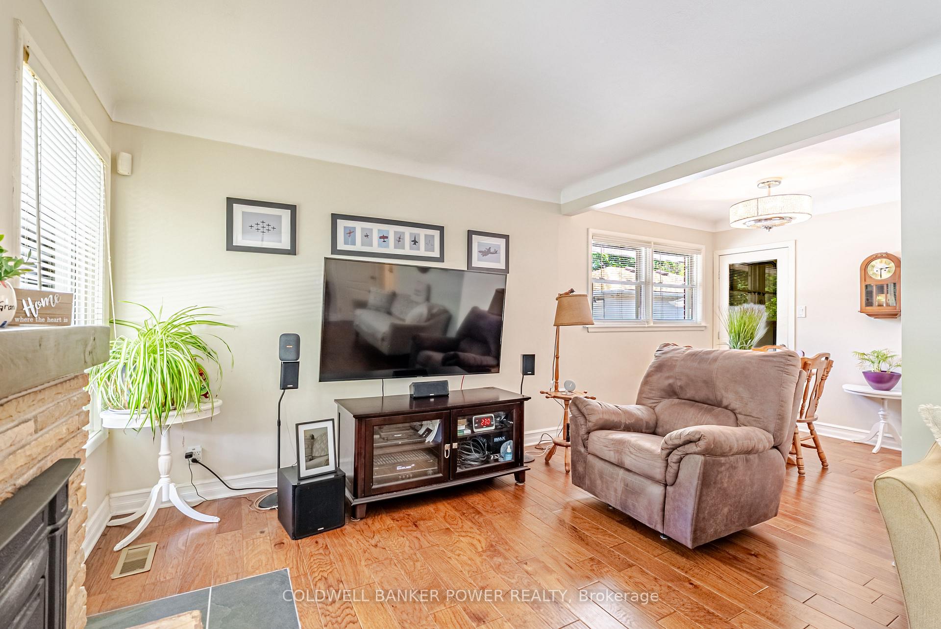 Photo 7 of 468 Jellicoe Crescent, London, South K — HOMEH