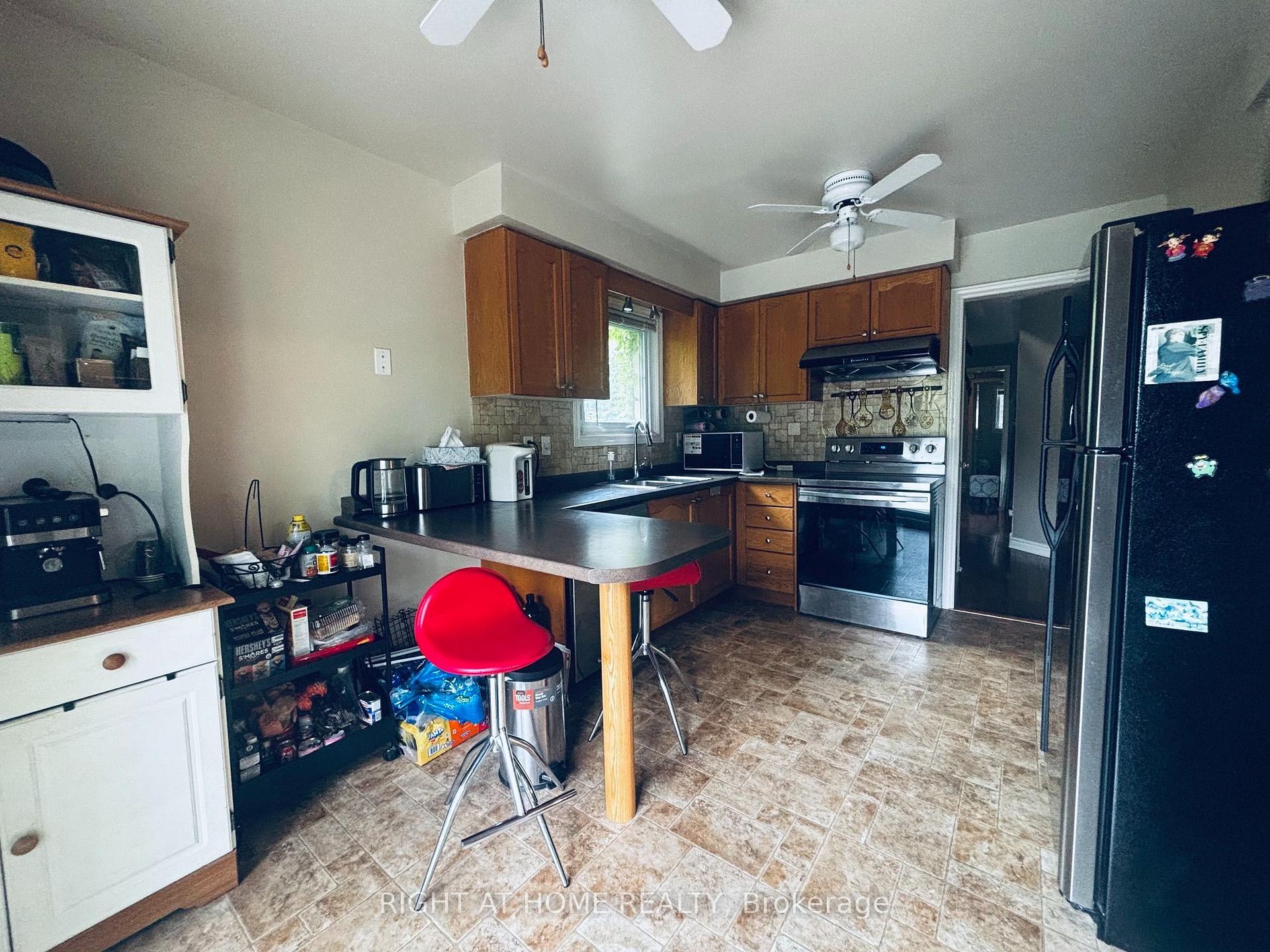 Photo 12 of 96 Howell Road, Oakville, River Oaks — HOMEH