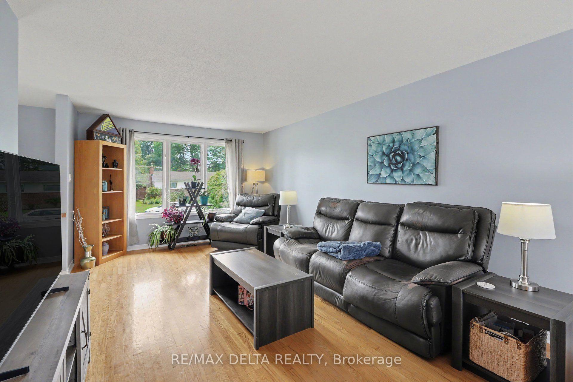 Photo 5 of 331 Roxdale Avenue, Ottawa, Bilberry Creek/Queenswood Heights — HOMEH