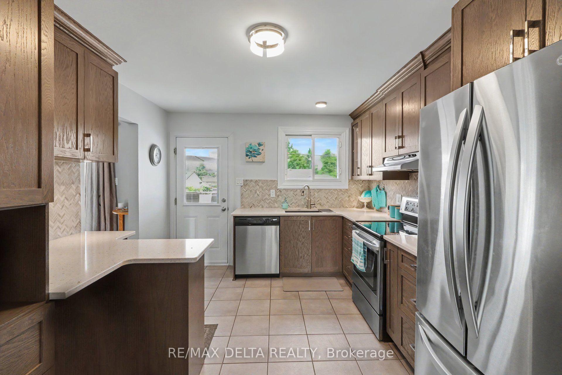Photo 10 of 331 Roxdale Avenue, Ottawa, Bilberry Creek/Queenswood Heights — HOMEH