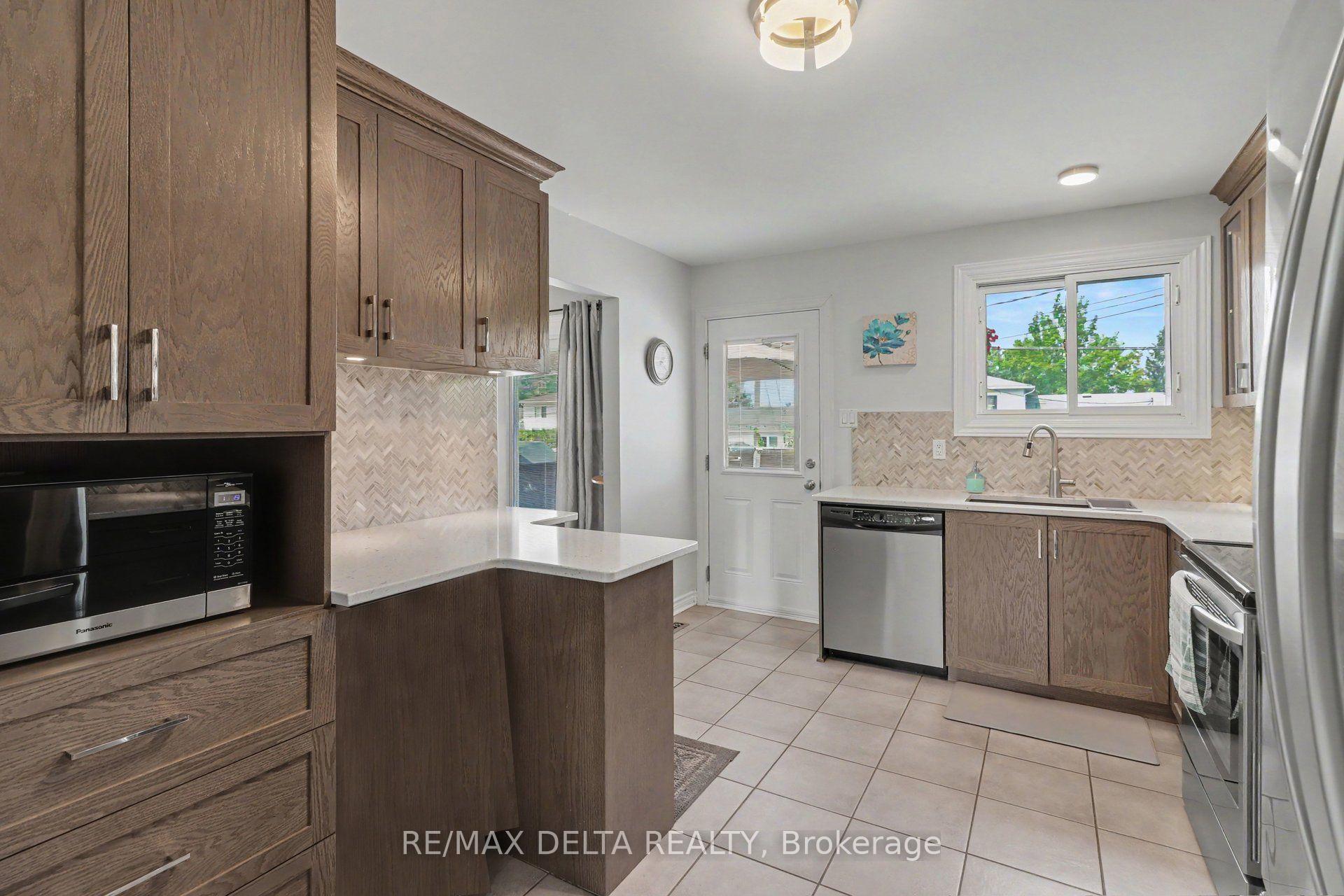 Photo 11 of 331 Roxdale Avenue, Ottawa, Bilberry Creek/Queenswood Heights — HOMEH