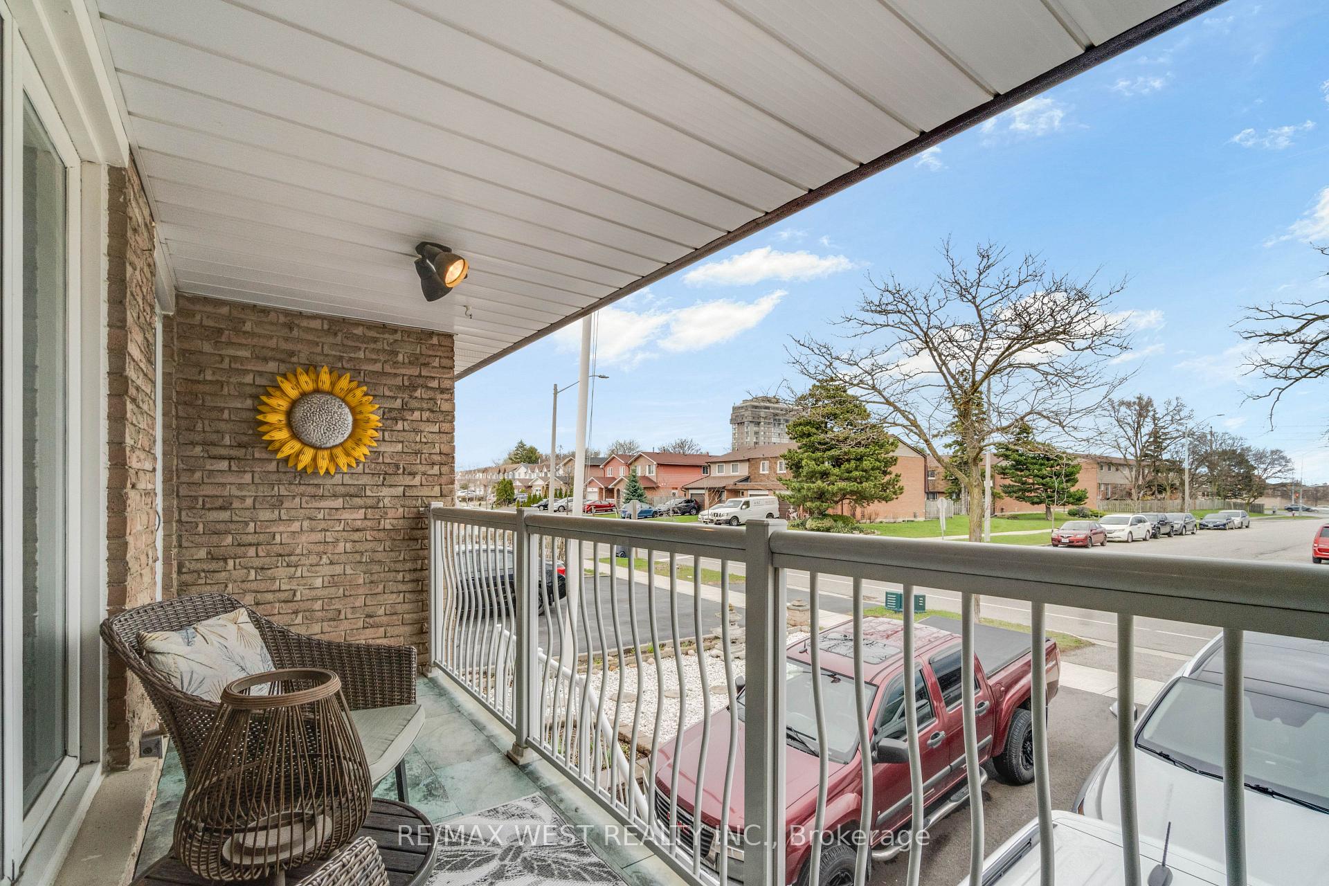 Photo 4 of 941 Stainton Drive, Mississauga, Erindale — HOMEH