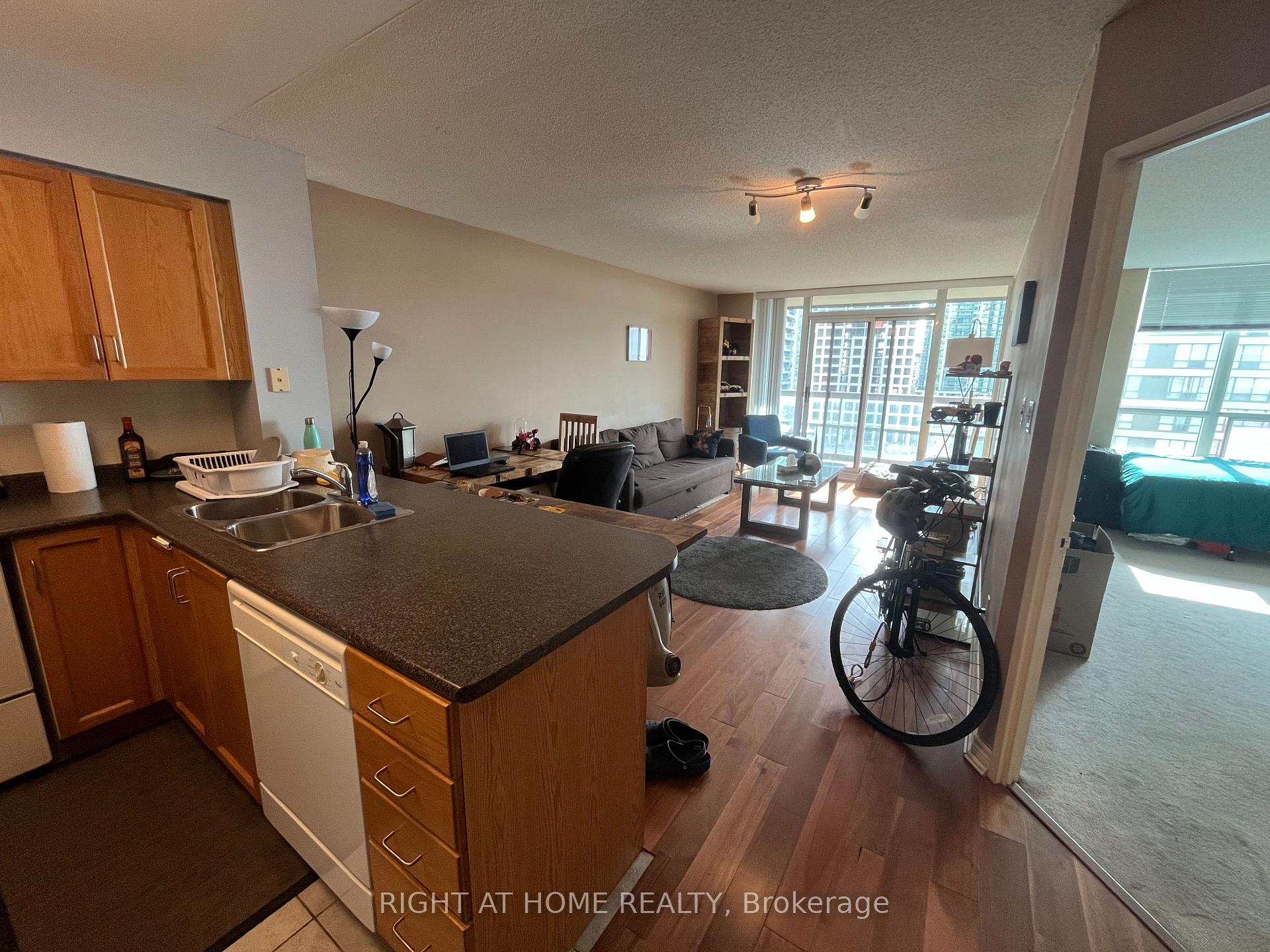 Photo 4 of Unit 906, 156 Enfield Place, Mississauga, Cooksville — HOMEH