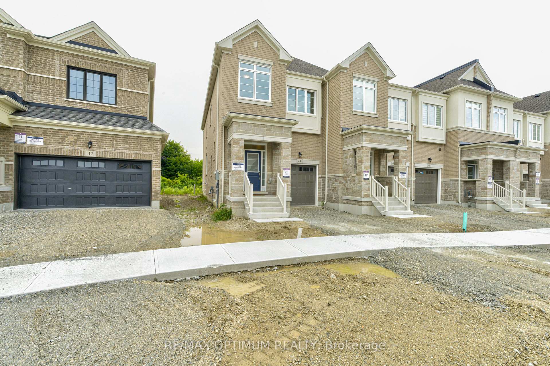 Photo 2 of 44 Bermondsey Way, Brampton, Bram West — HOMEH