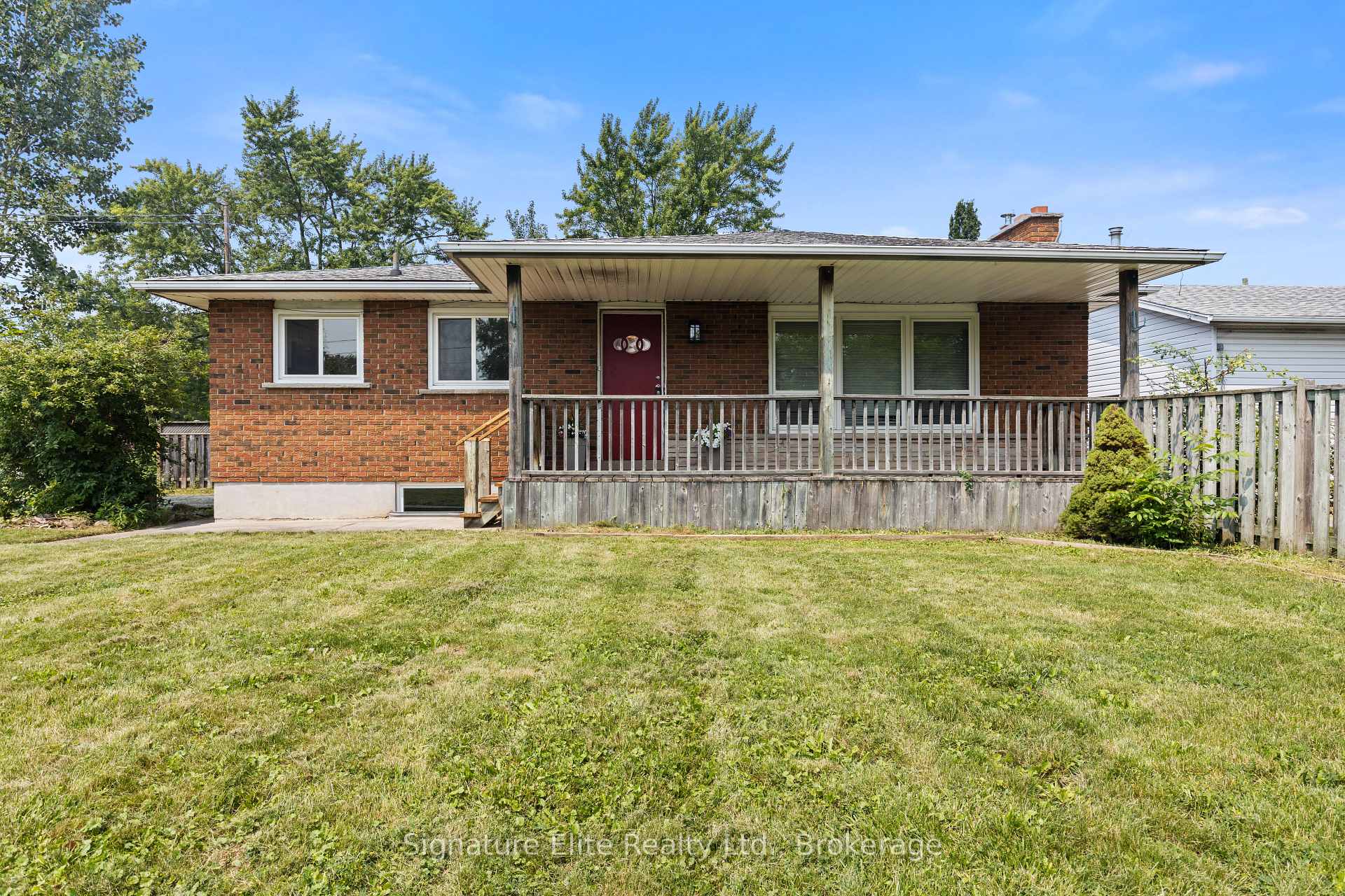 Photo 2 of 214 Livingston Avenue, Grimsby, Grimsby West — HOMEH