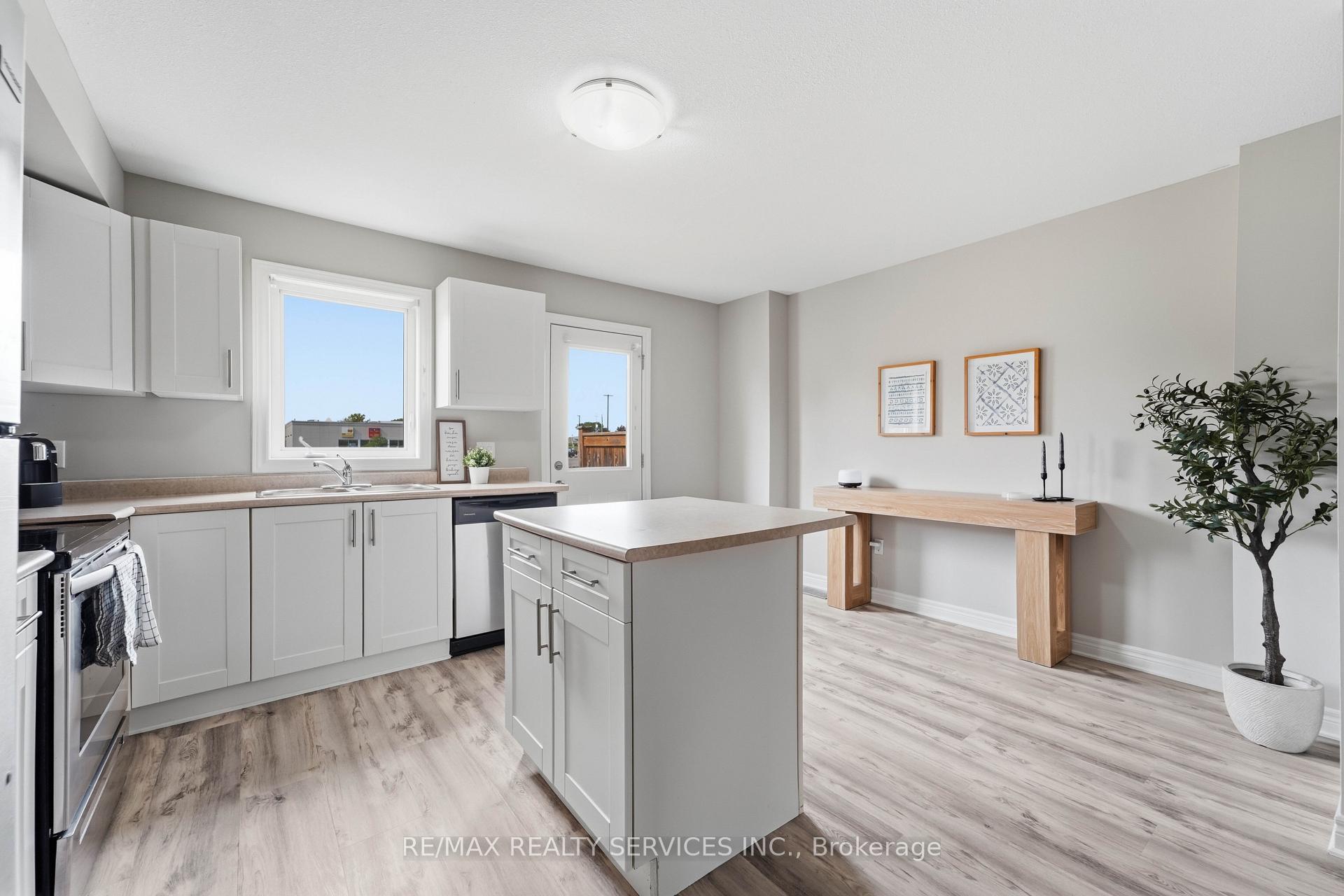 Photo 8 of 7768 Ascot Circle, Niagara Falls, Ascot — HOMEH