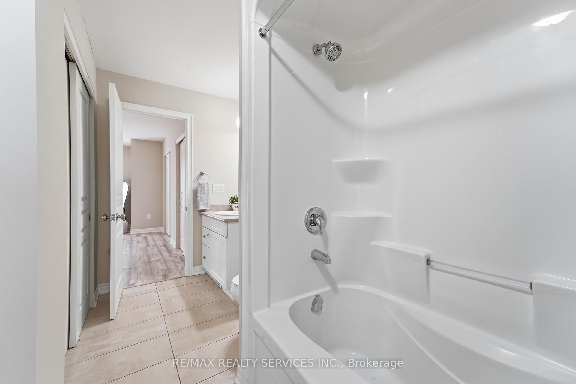 Photo 16 of 7768 Ascot Circle, Niagara Falls, Ascot — HOMEH