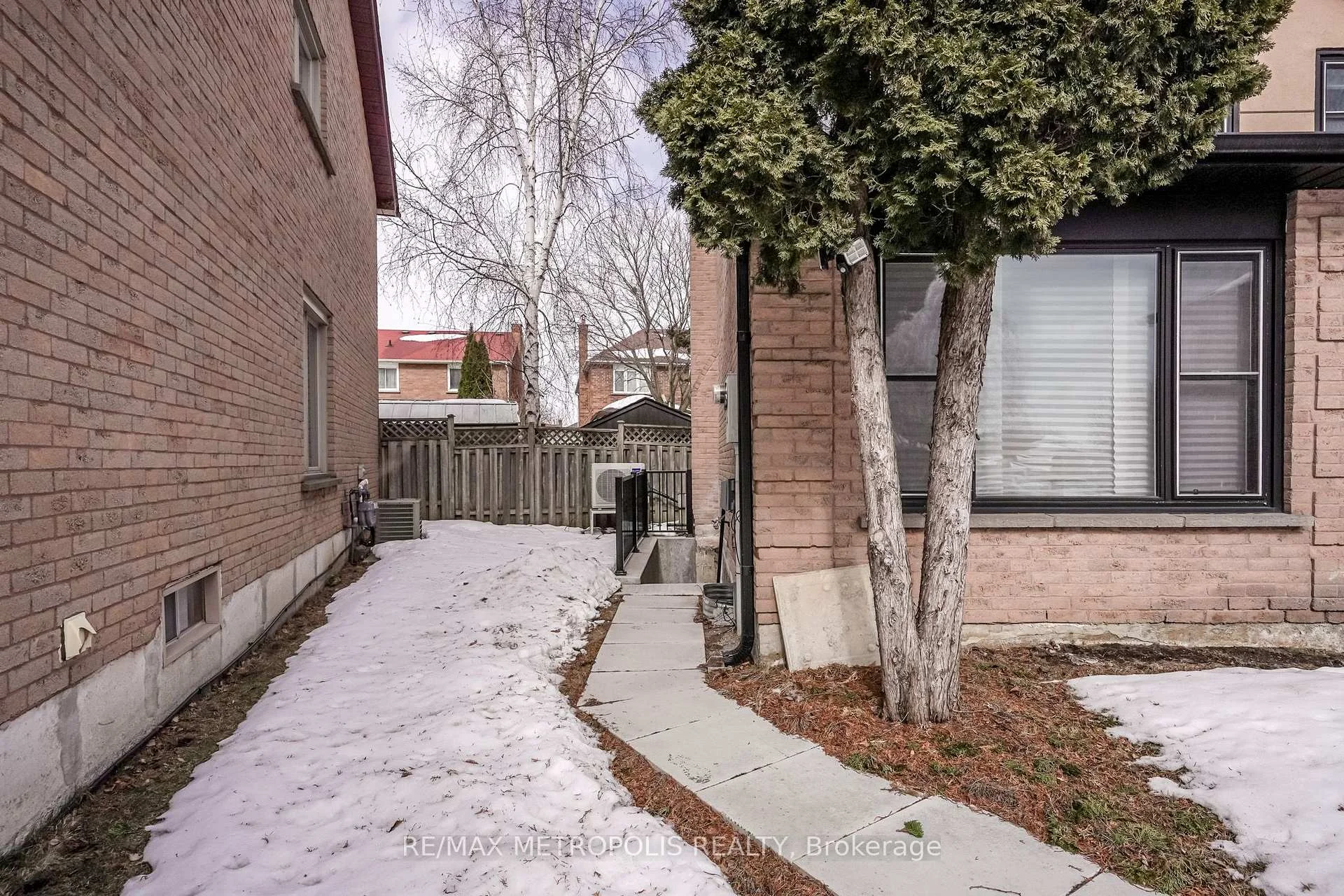 Photo 4 of Unit BSMT, 570 Springview Drive, Pickering, Amberlea — HOMEH