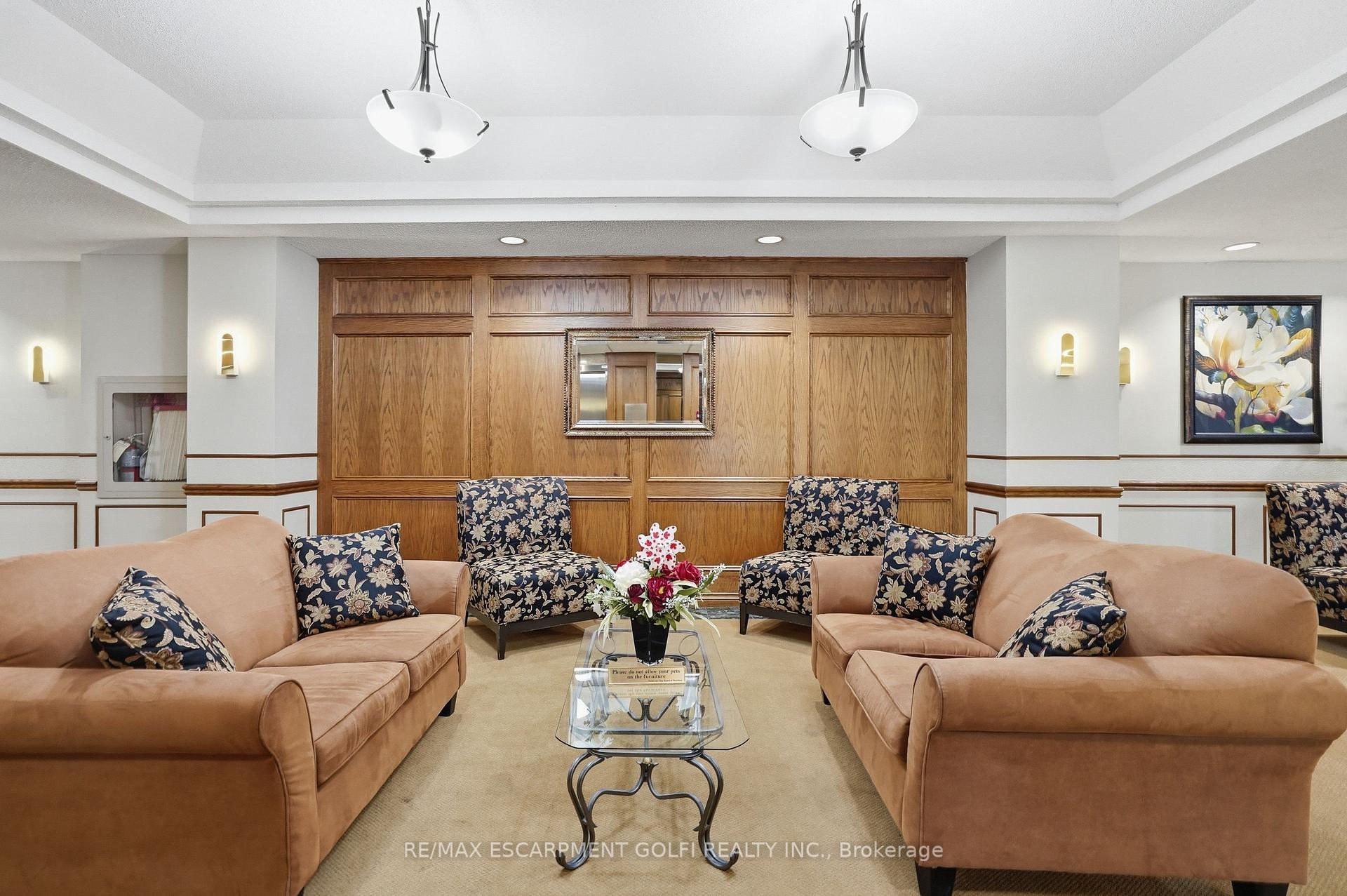 Photo 3 of Unit B3, 7 Gale Crescent, St. Catharines, Downtown — HOMEH
