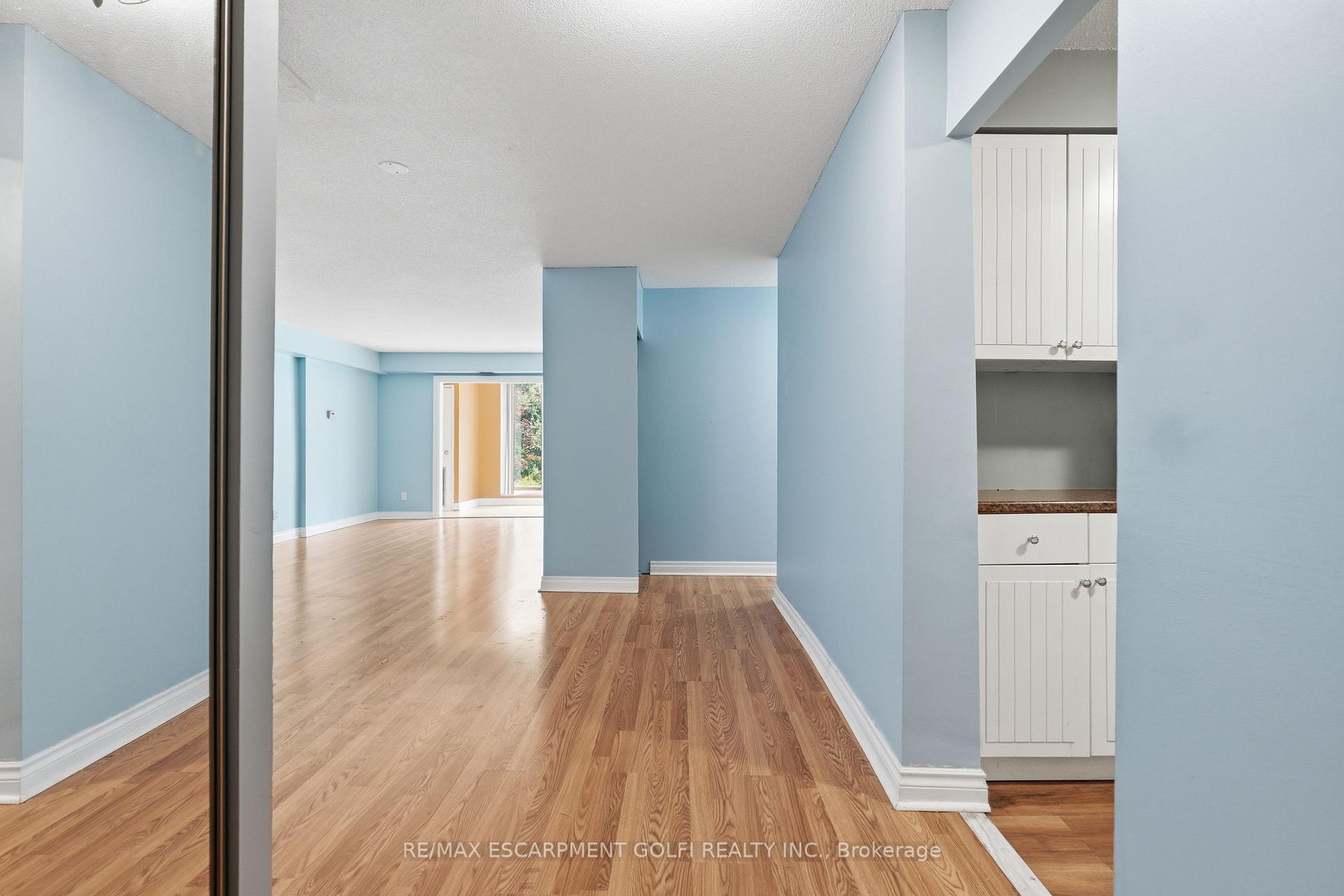 Photo 4 of Unit B3, 7 Gale Crescent, St. Catharines, Downtown — HOMEH